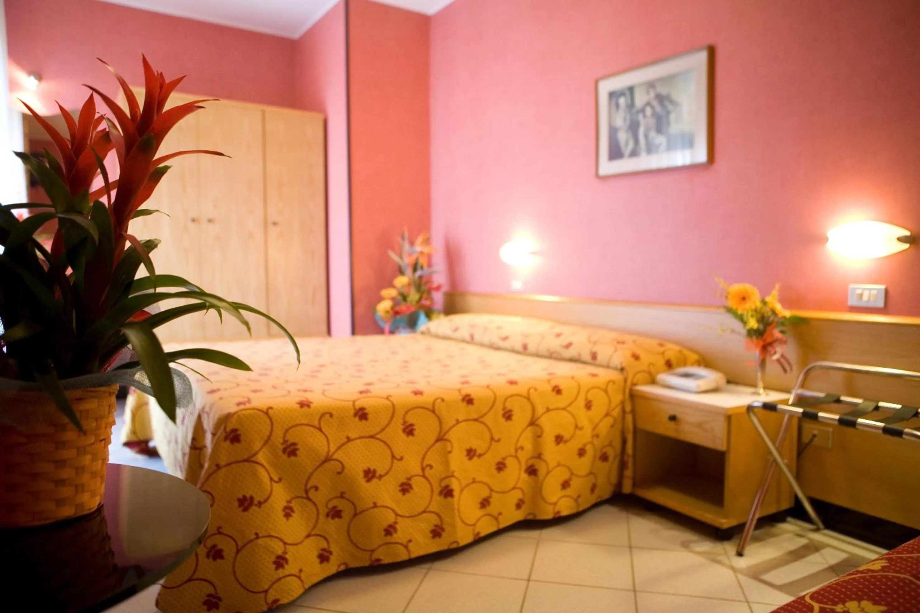 Photo of the whole room, Bed in Hotel Junior