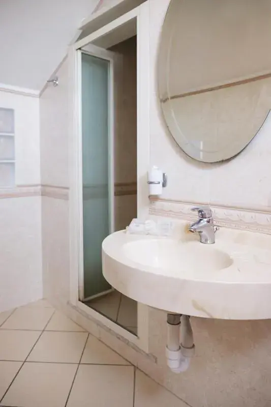 Bathroom in Hotel Junior Bathroom in Hotel Junior