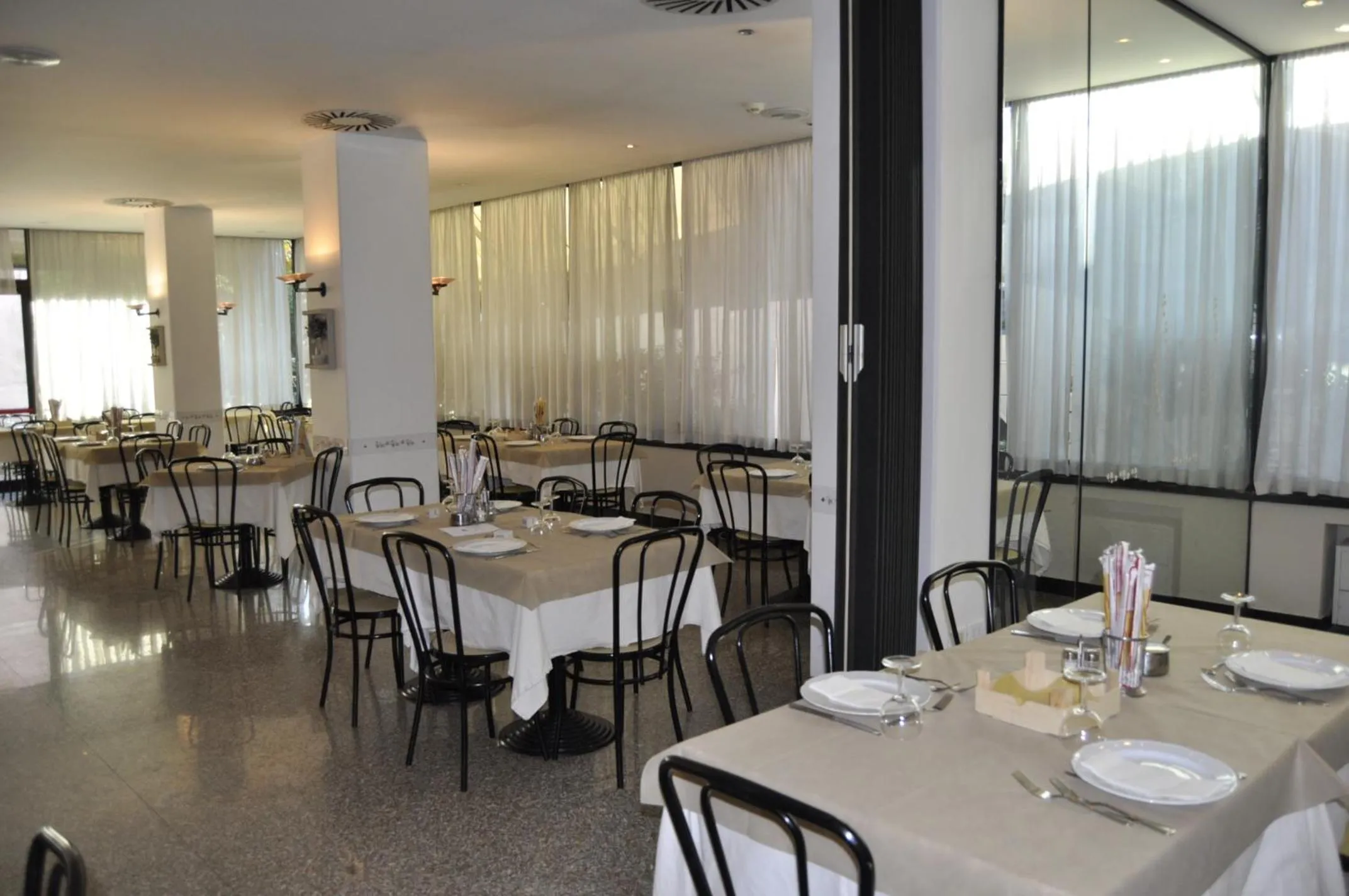 Restaurant/places to eat in Hotel Junior