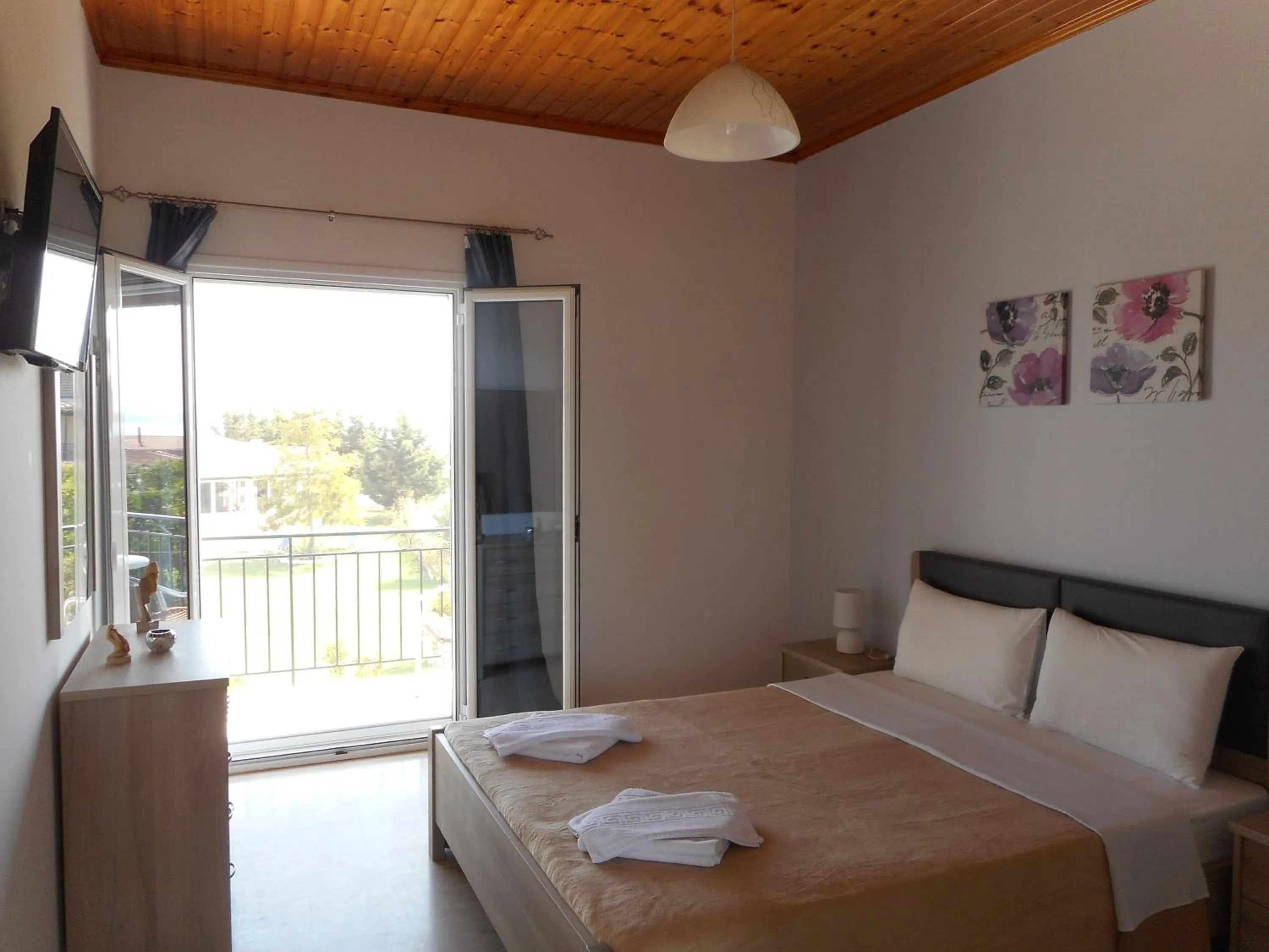 Photo of the whole room, Bed in Egrypos Hotel