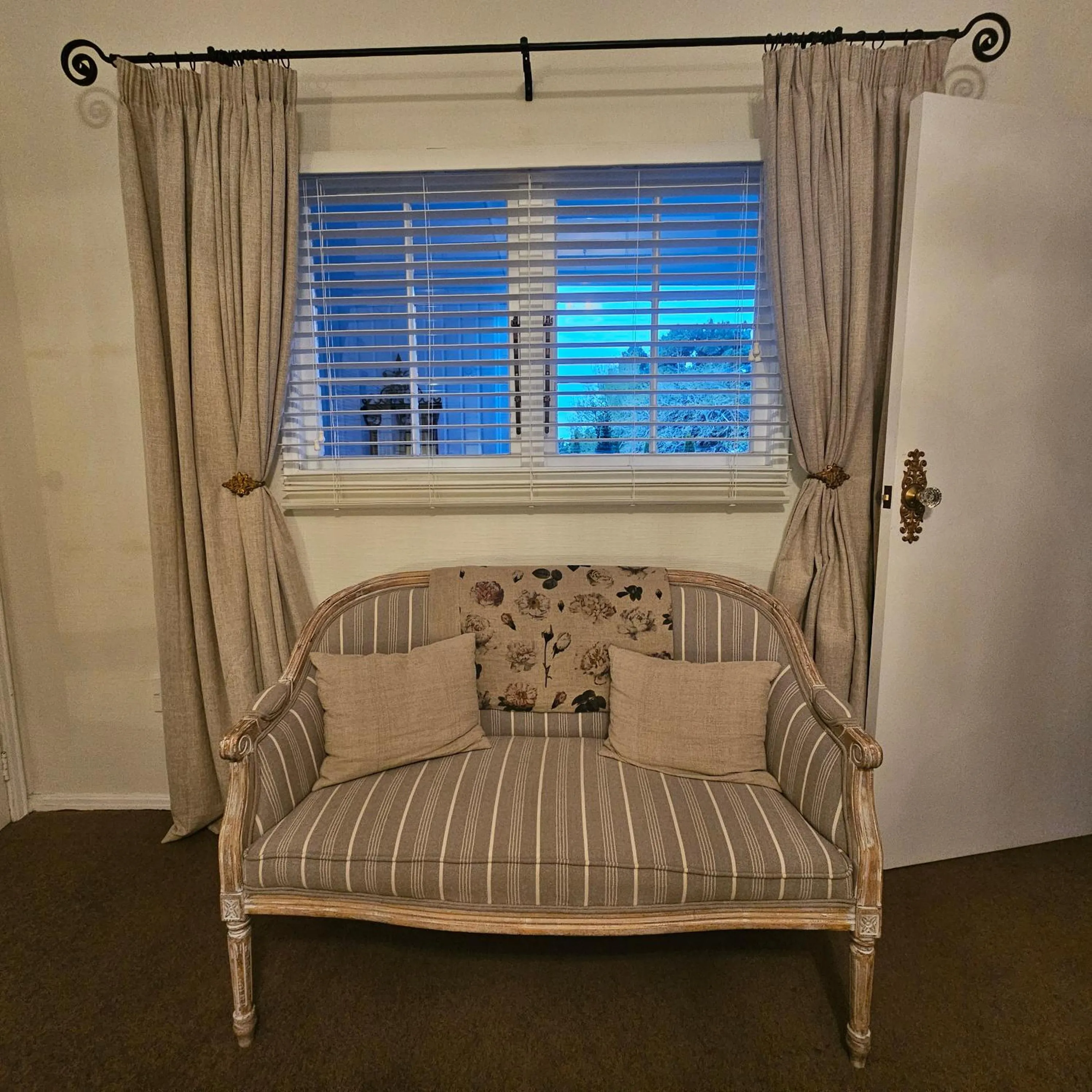 Seating area in Whiteacres