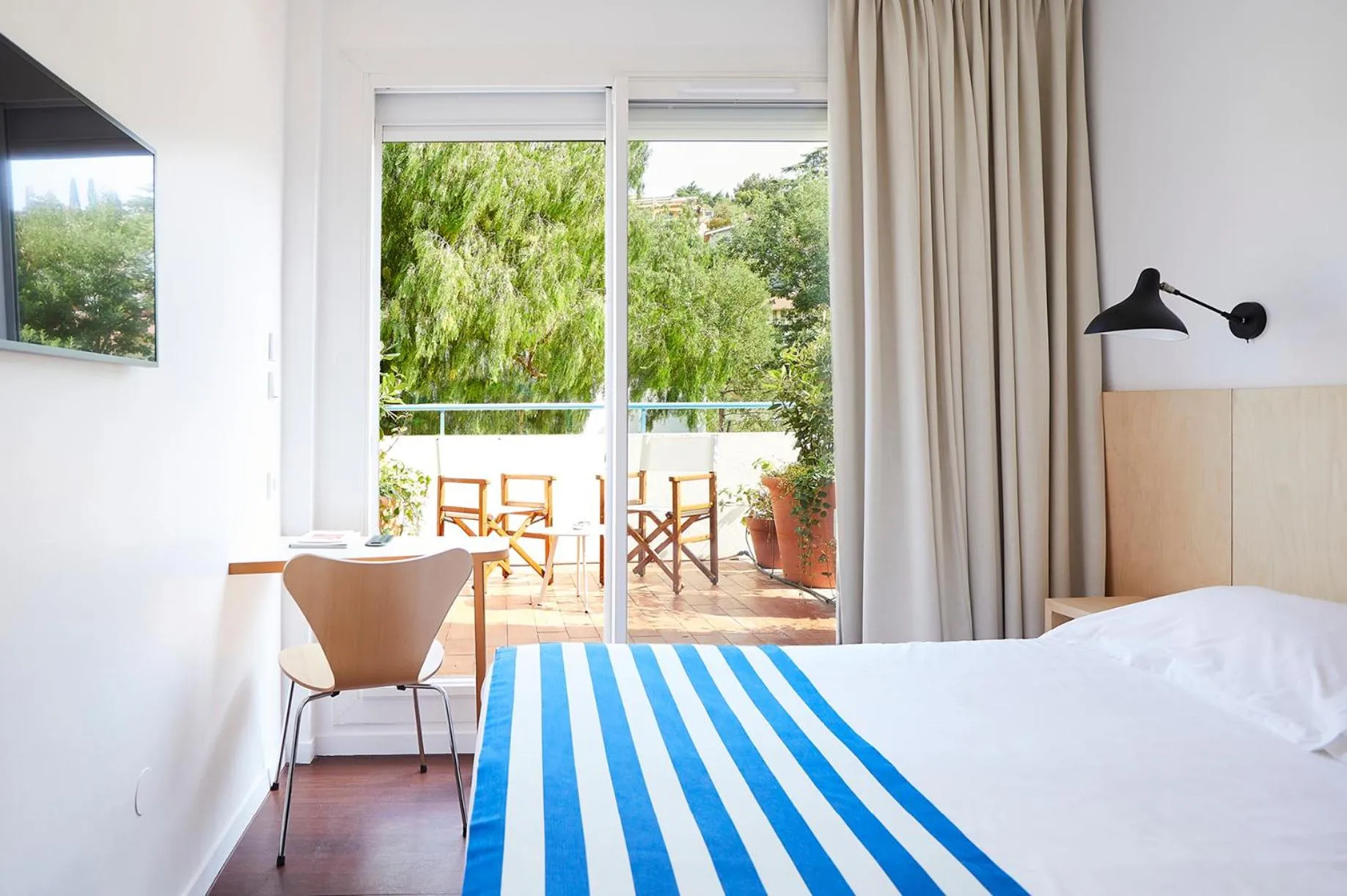 Balcony/Terrace, Bed in Hôtel California