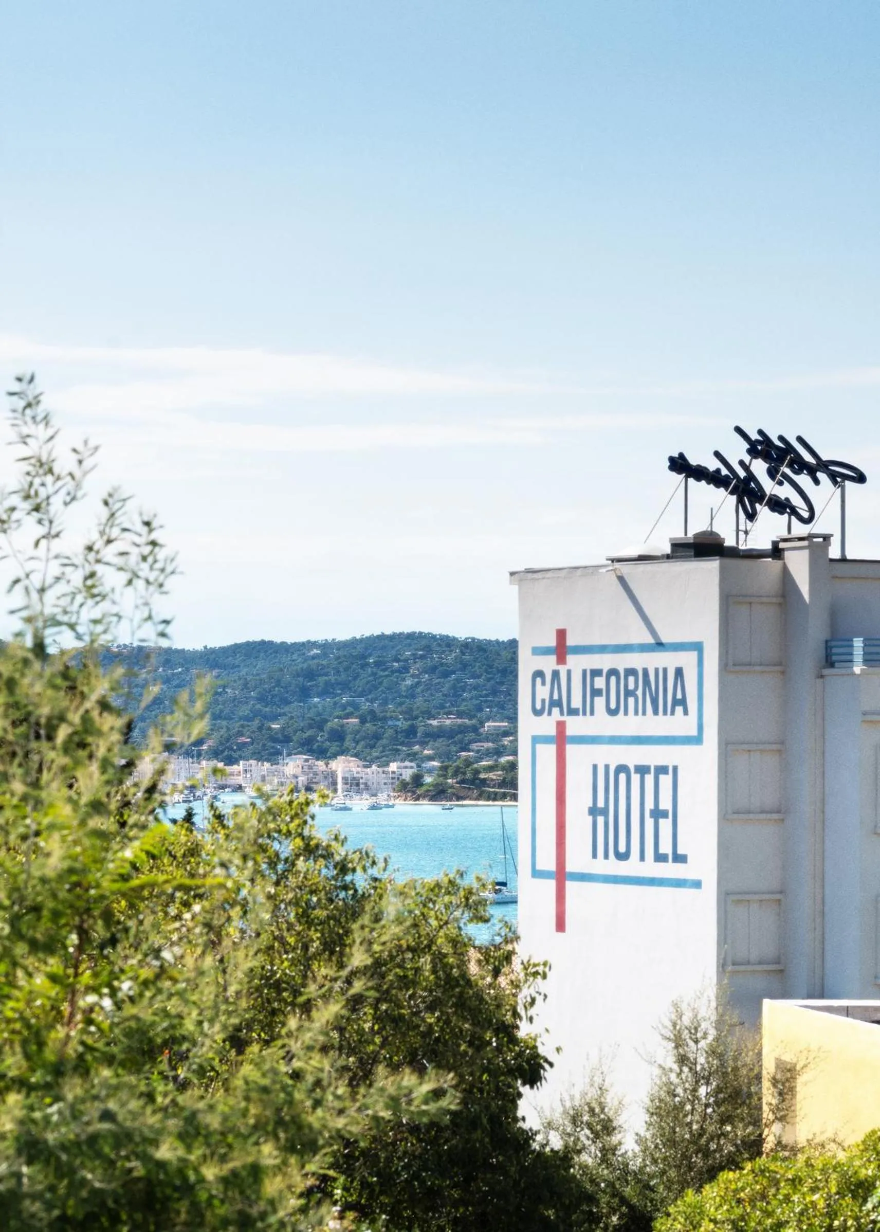 Property building in Hôtel California