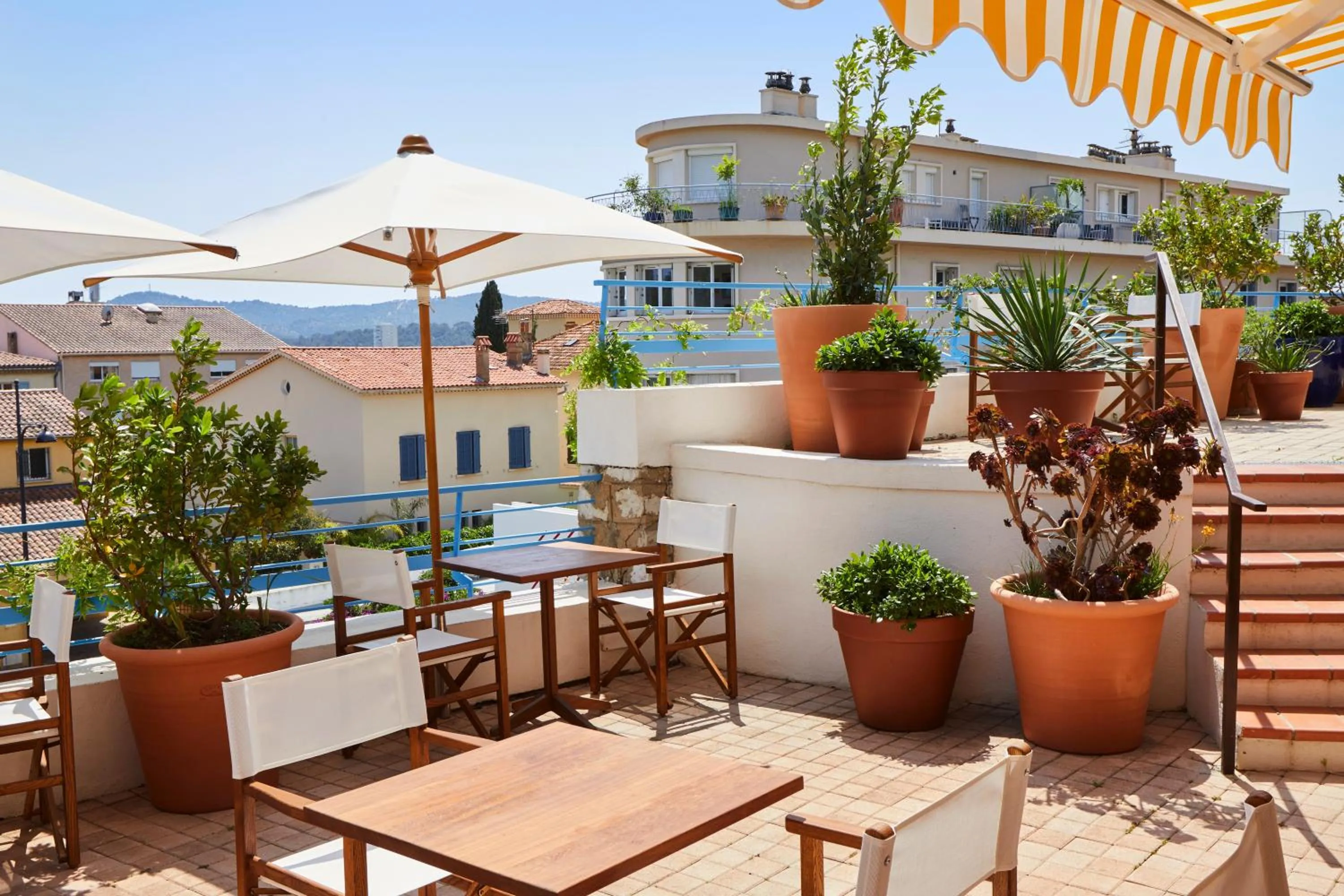 Property building in Hôtel California