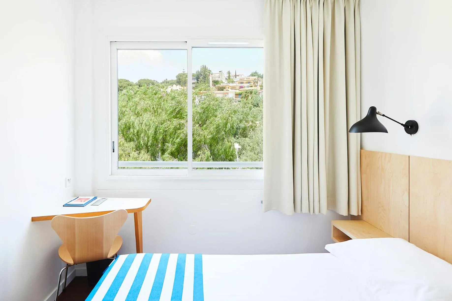 Bed in Hôtel California