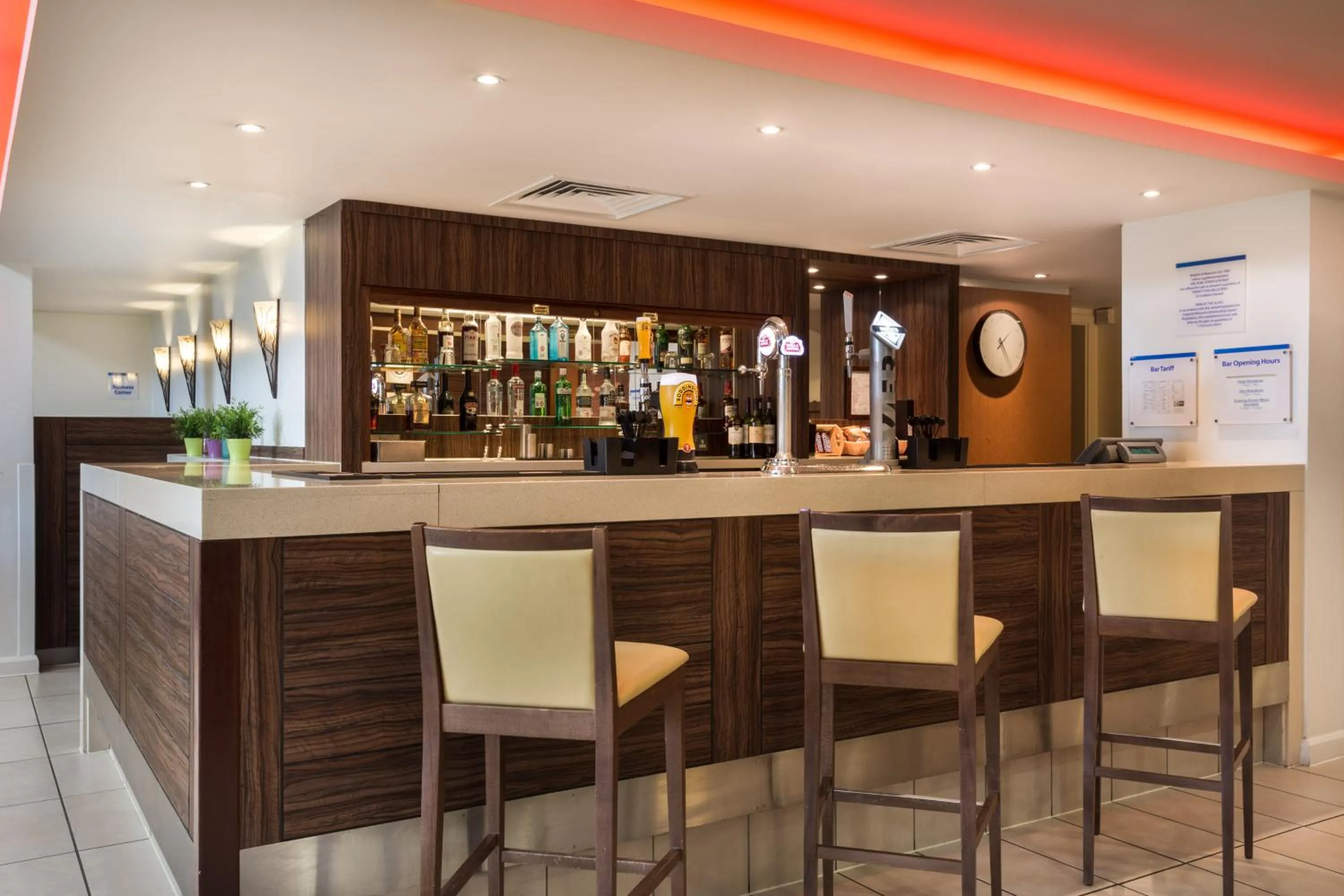 Lounge or bar in Holiday Inn Express Colchester by IHG
