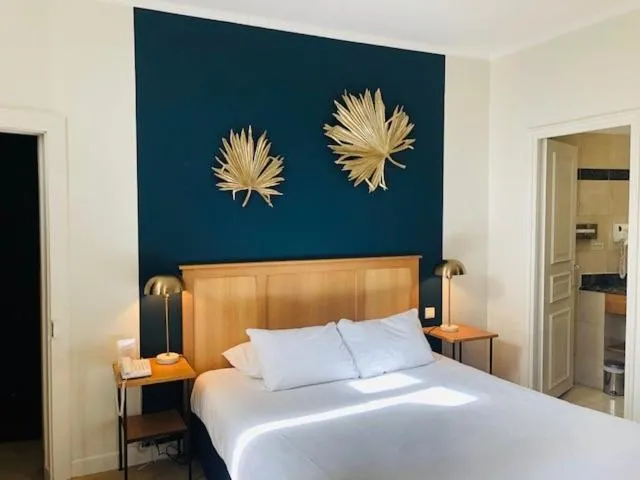 Bed in Hôtel Saint-Laurent, The Originals Relais