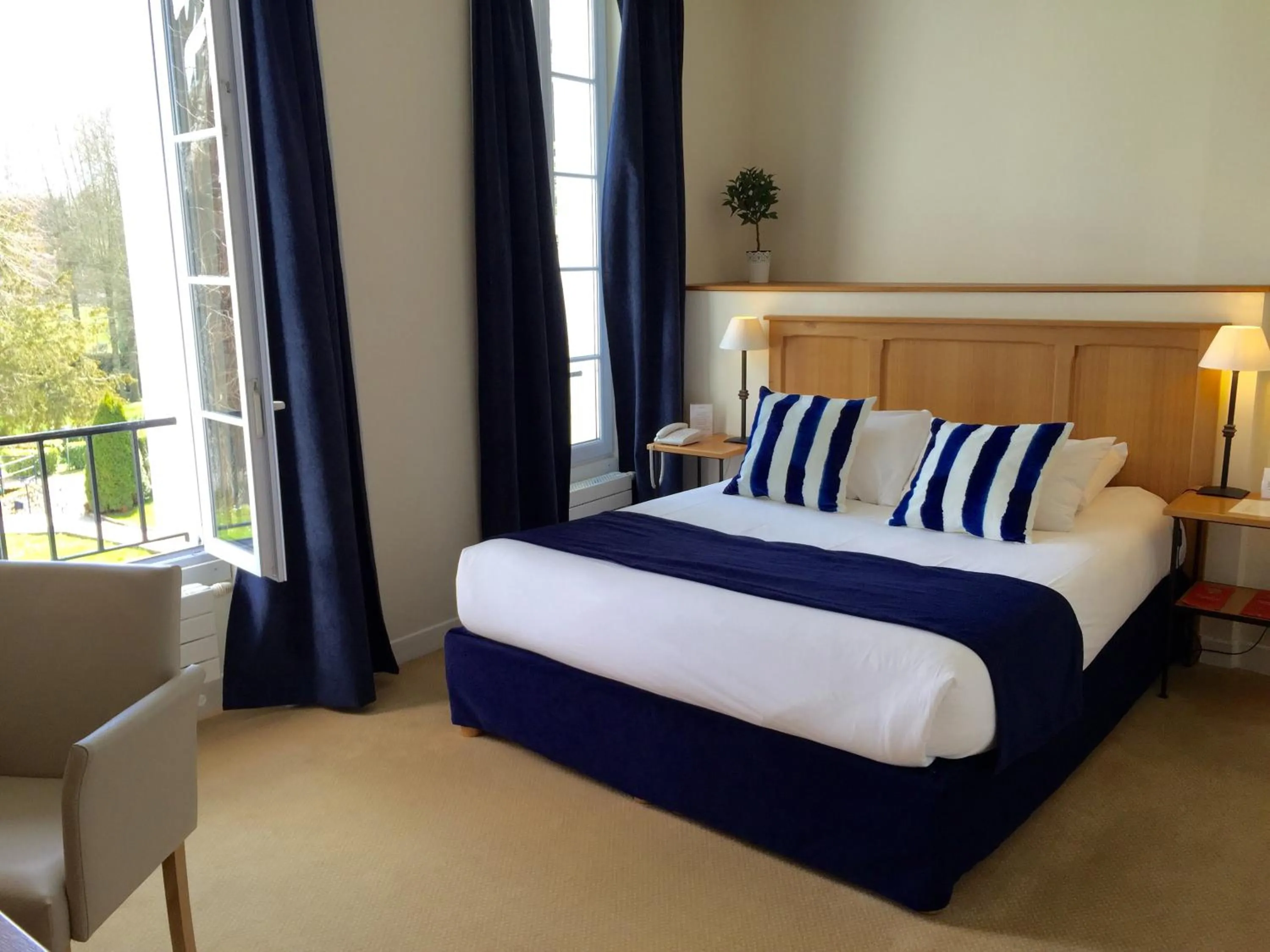 Bedroom, Bed in Hôtel Saint-Laurent, The Originals Relais