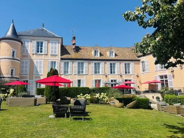 Garden in Hôtel Saint-Laurent, The Originals Relais