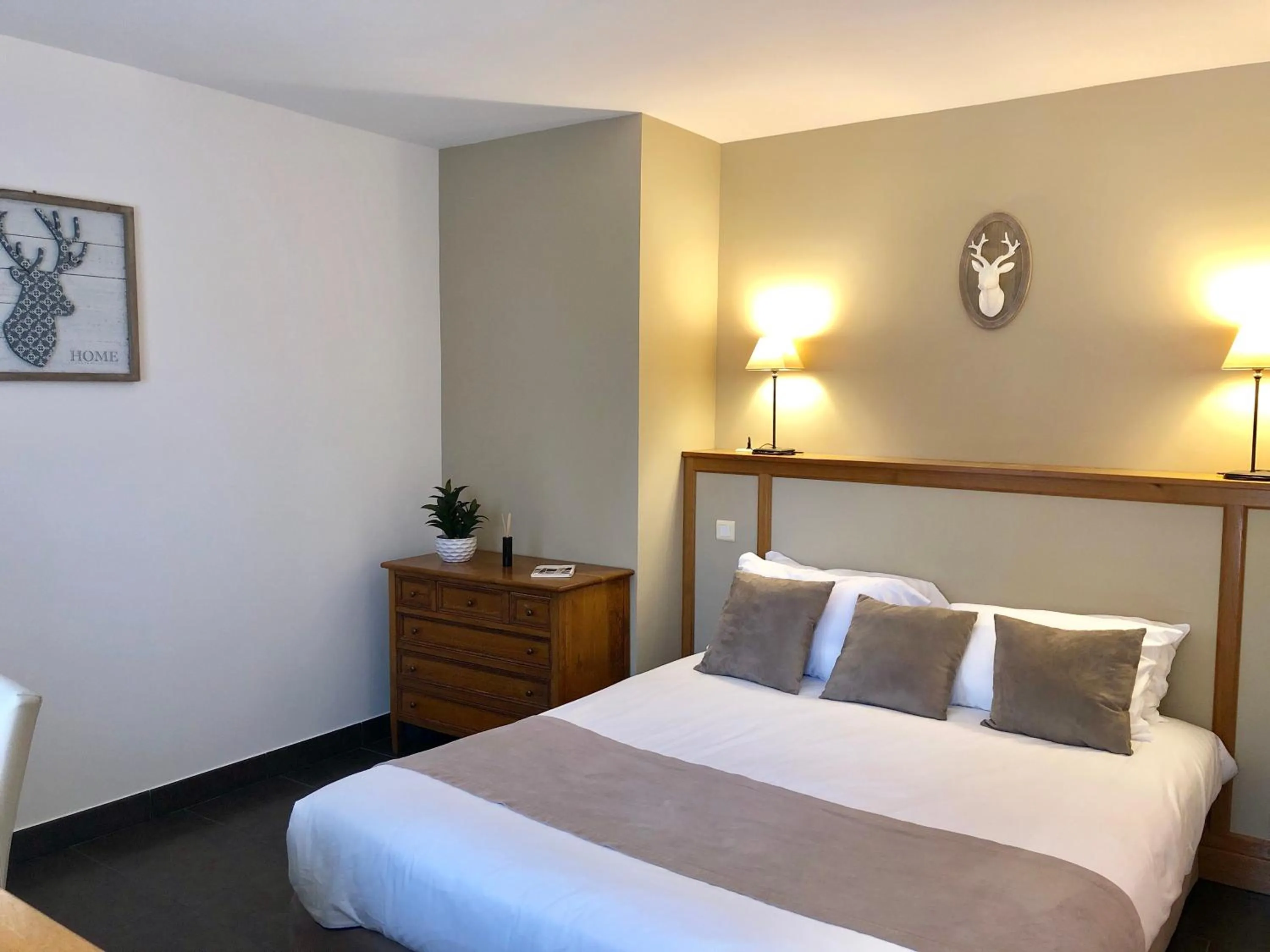 Bed in Hôtel Saint-Laurent, The Originals Relais