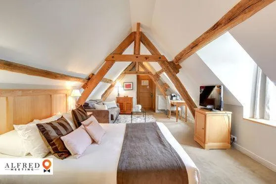 Bed in Hôtel Saint-Laurent, The Originals Relais