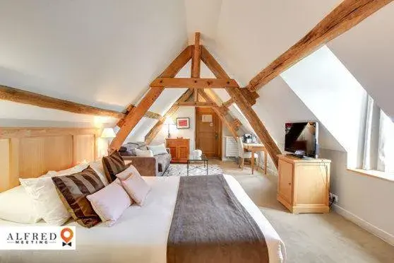 Bed in Hôtel Saint-Laurent, The Originals Relais Bed in Hôtel Saint-Laurent, The Originals Relais