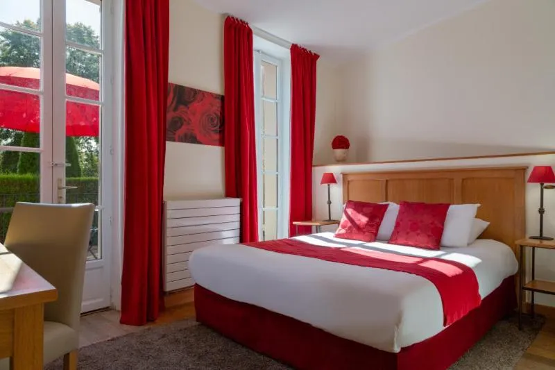 Bed in Hôtel Saint-Laurent, The Originals Relais