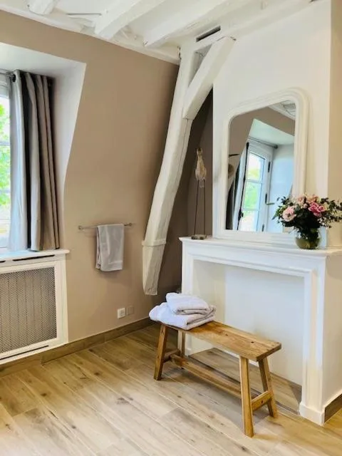 Bathroom in Hôtel Saint-Laurent, The Originals Relais