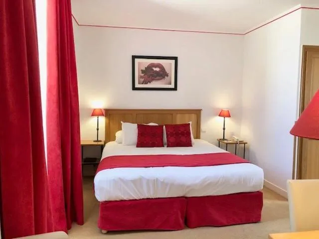 Bed in Hôtel Saint-Laurent, The Originals Relais