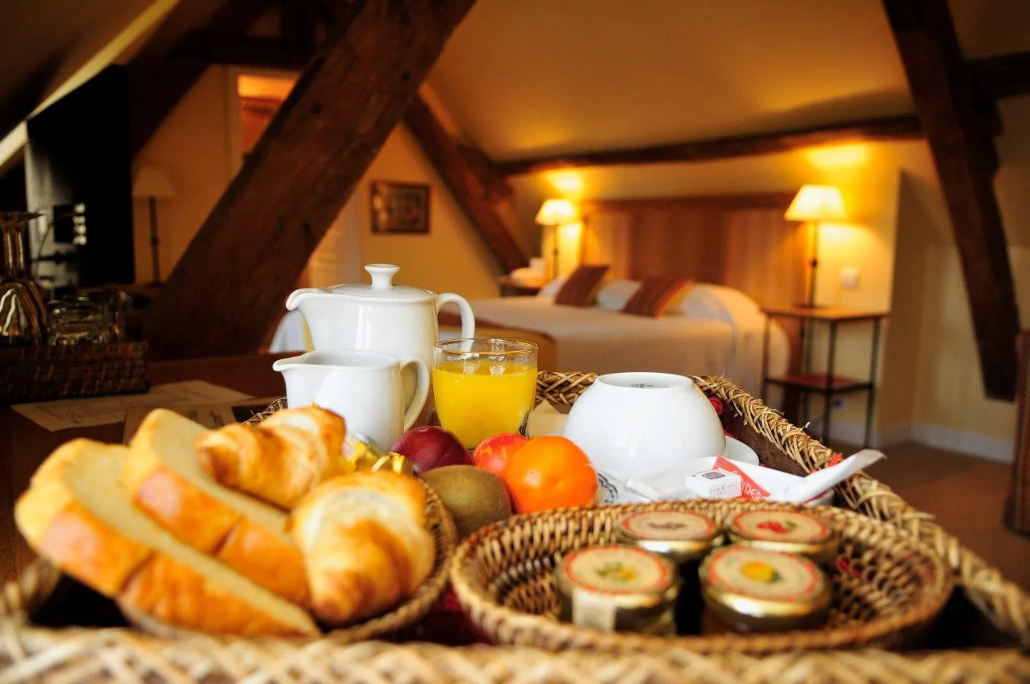 Food and drinks, Bed in Hôtel Saint-Laurent, The Originals Relais
