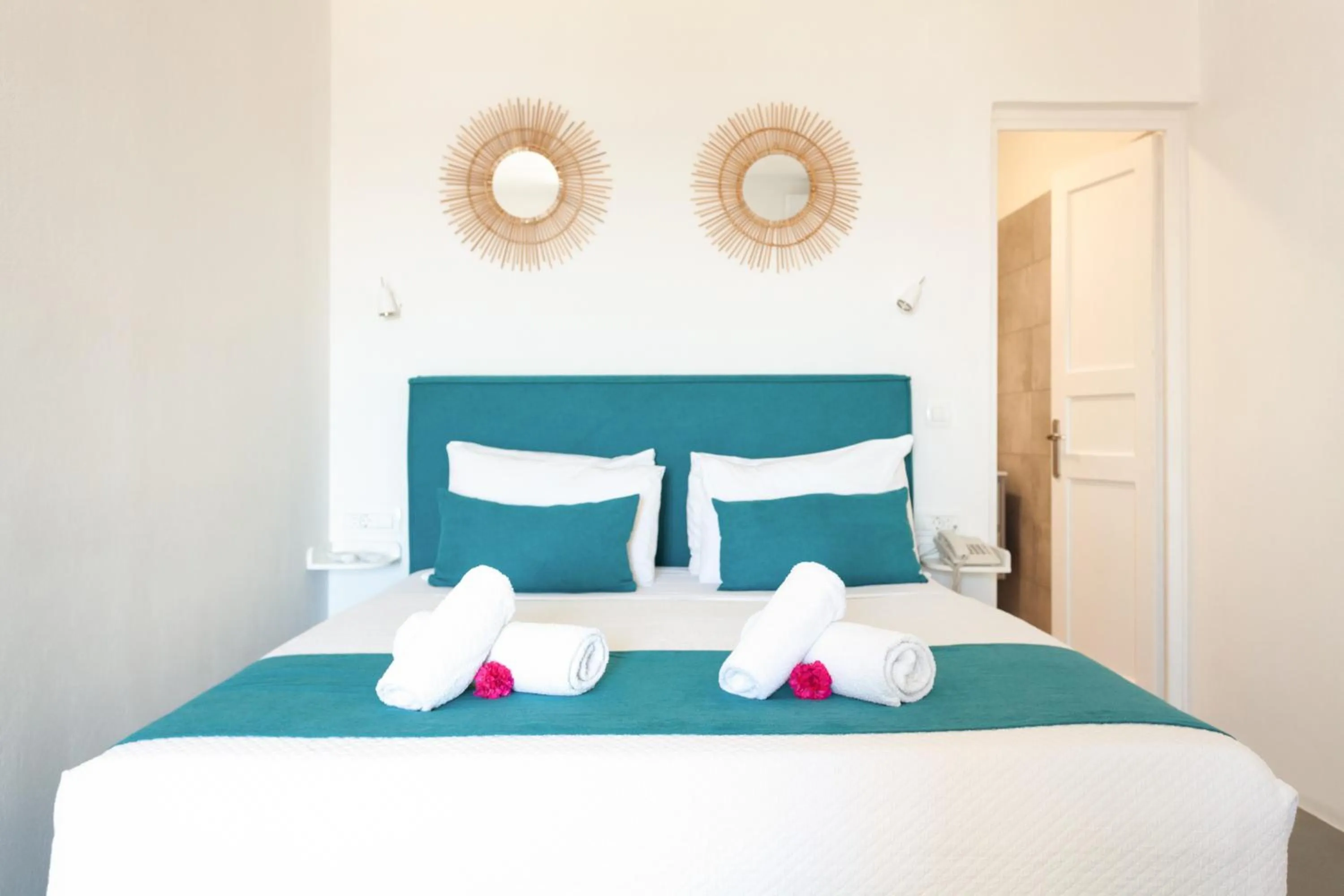 Bedroom, Bed in Sea Sound White Katikies