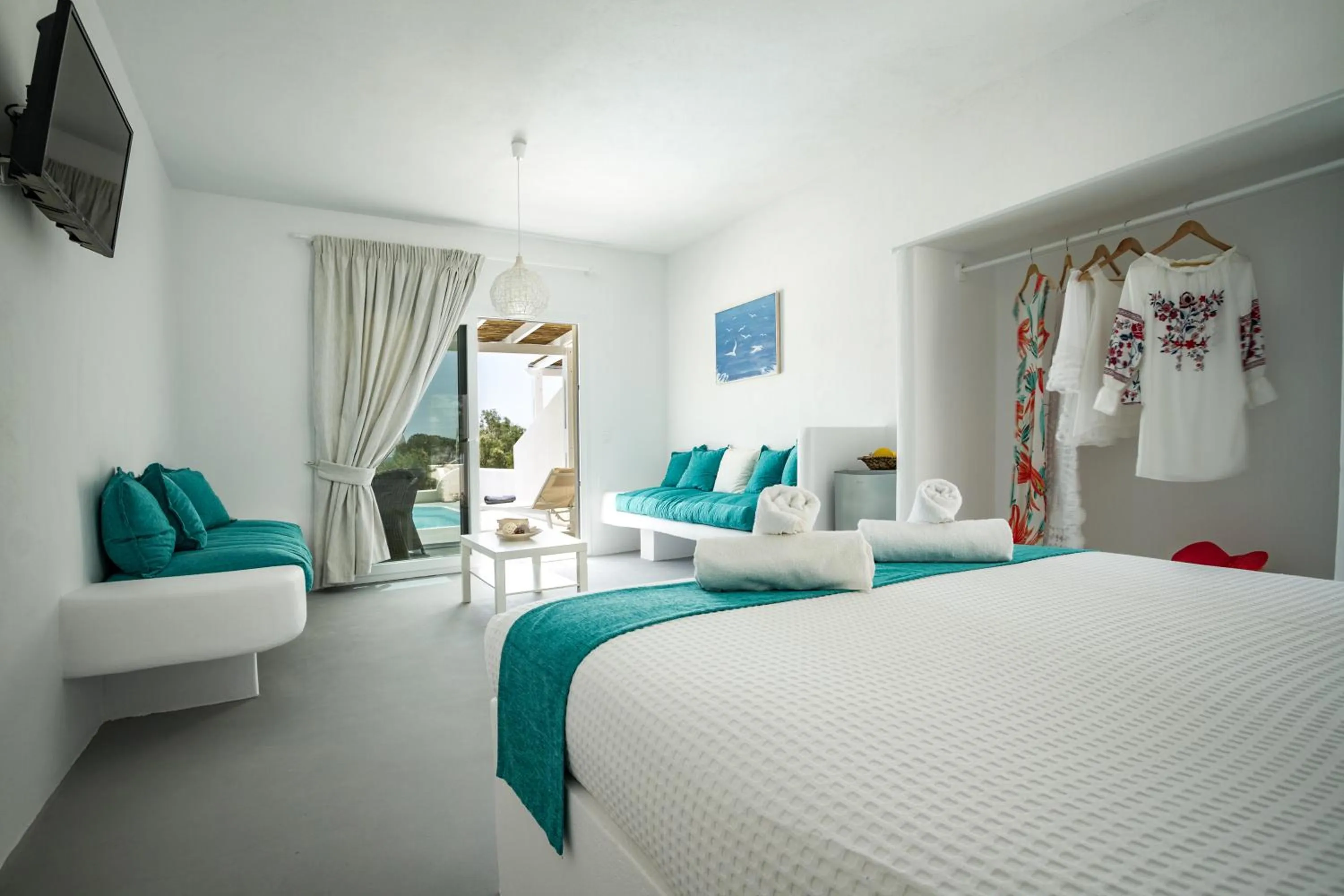 Living room, Bed in Sea Sound White Katikies