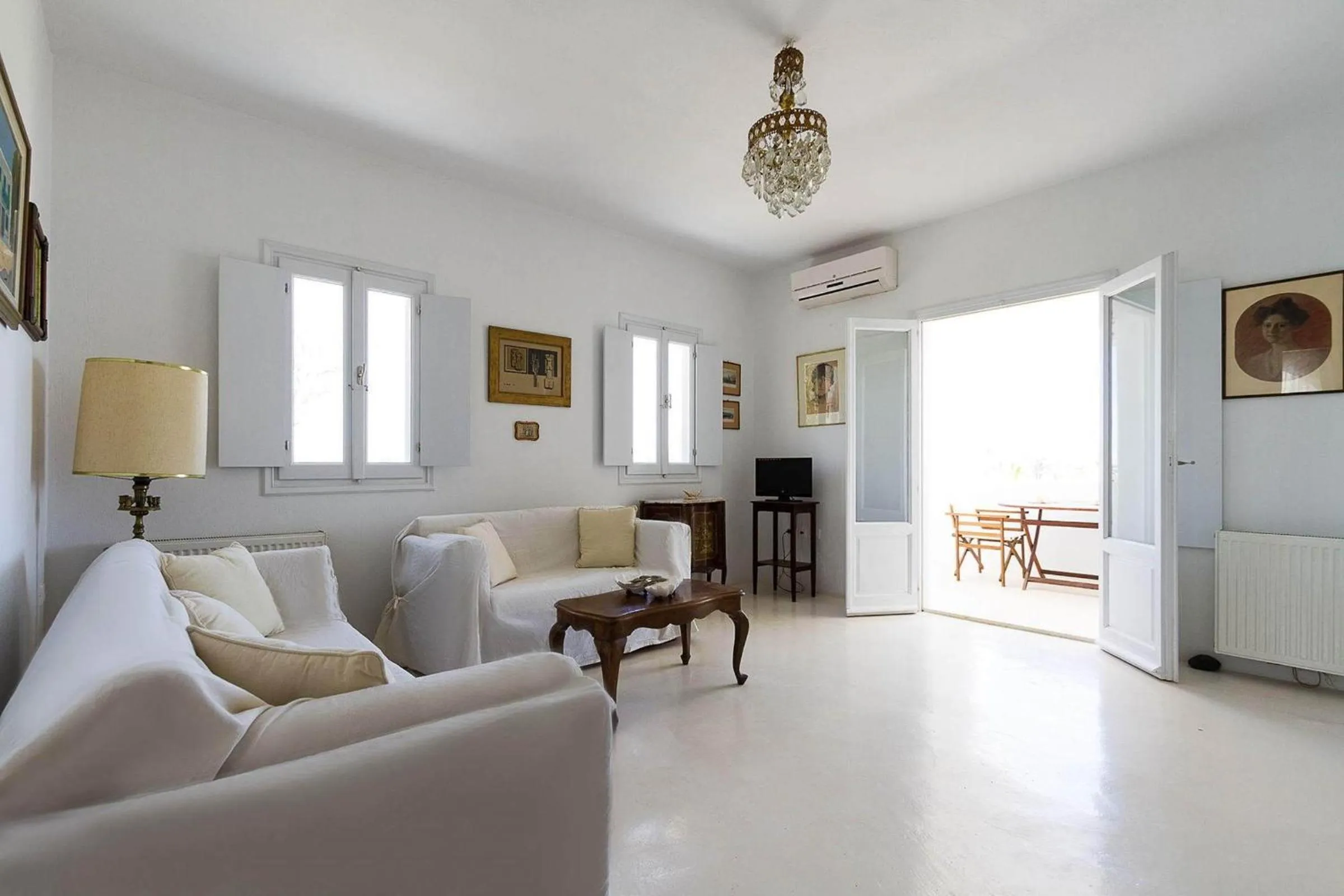 Living room in Sea Sound White Katikies