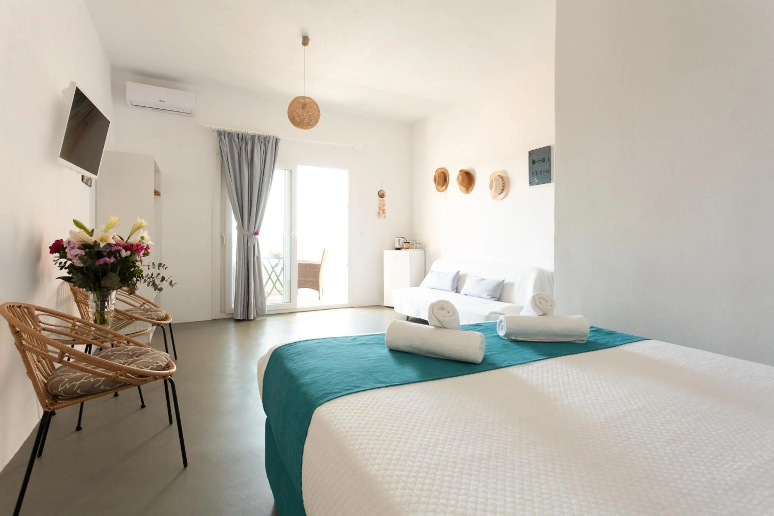 Seating area, Bed in Sea Sound White Katikies