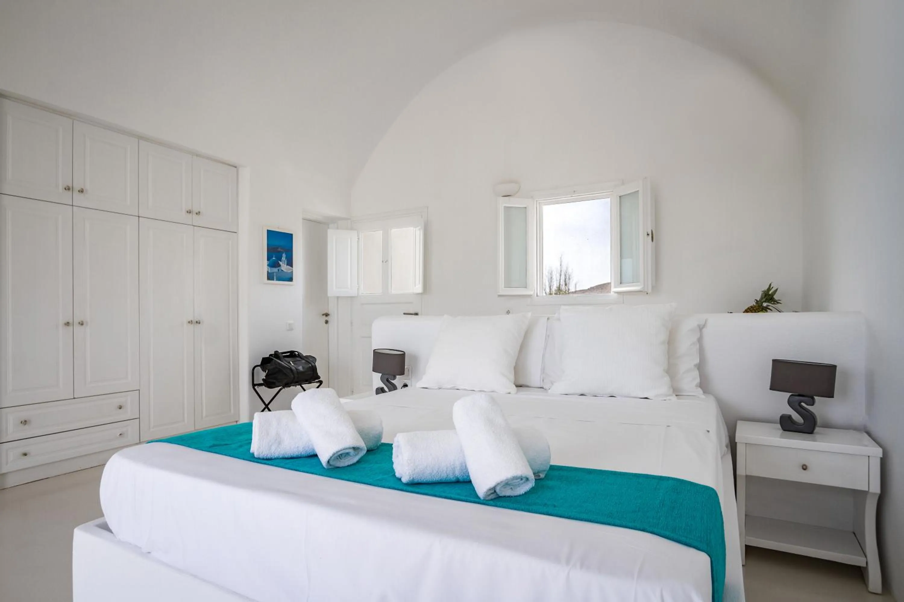 Bedroom, Bed in Sea Sound White Katikies