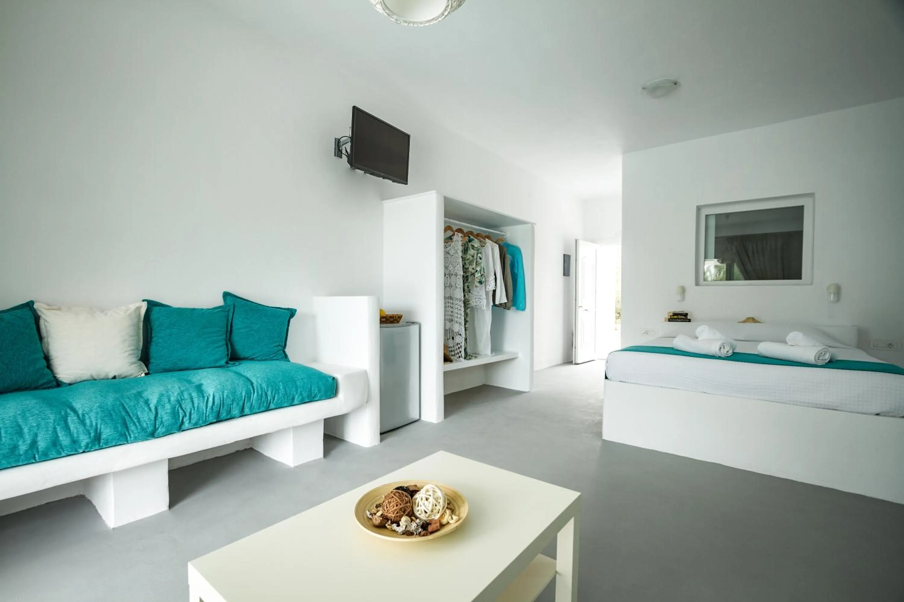 Living room, Bed in Sea Sound White Katikies