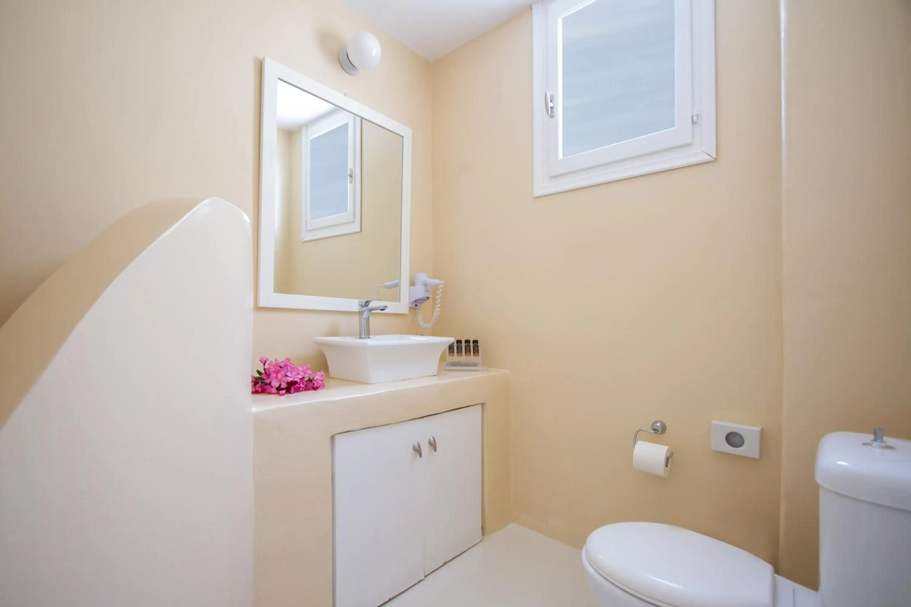 Bathroom in Sea Sound White Katikies