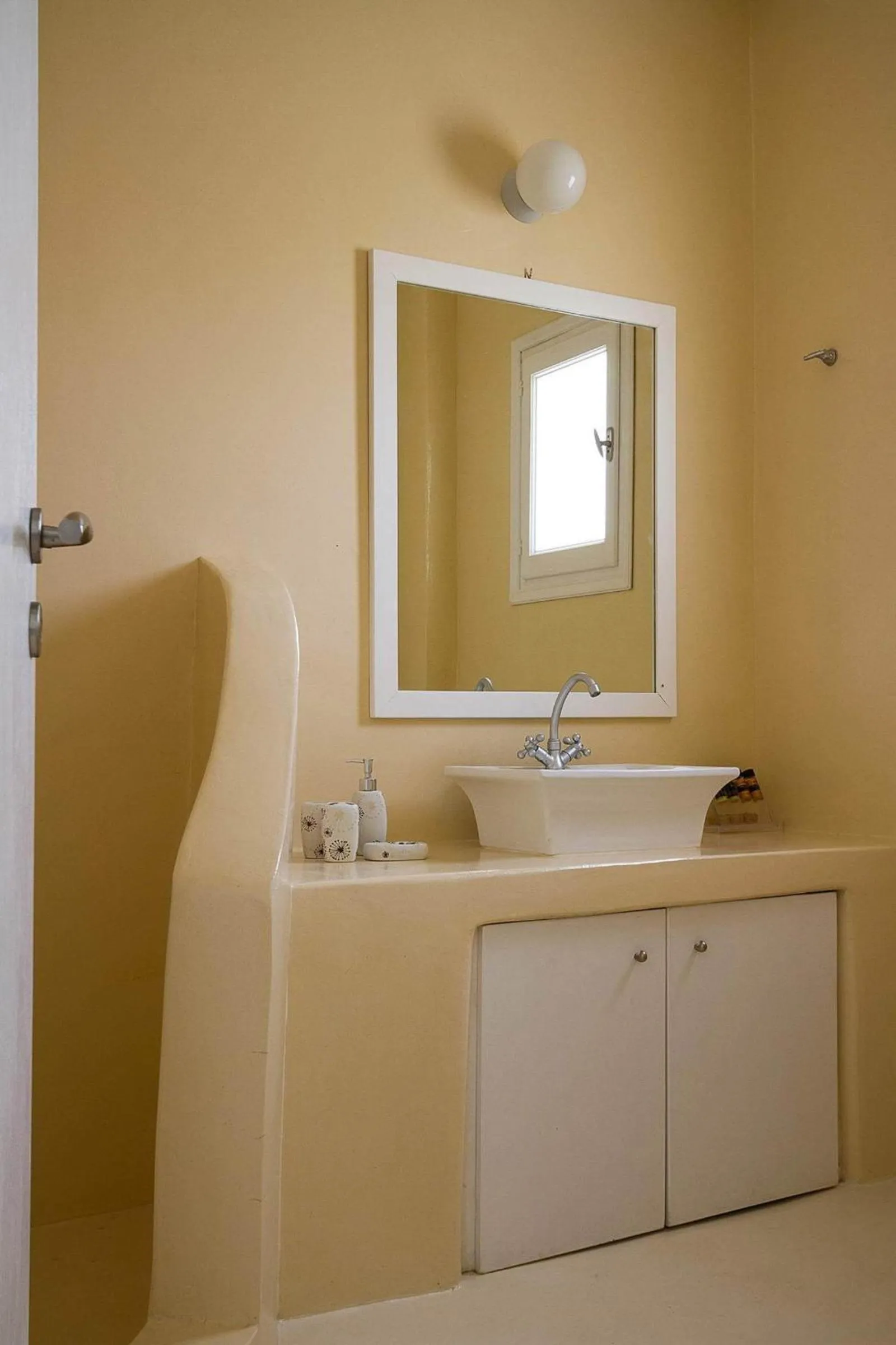 Bathroom in Sea Sound White Katikies