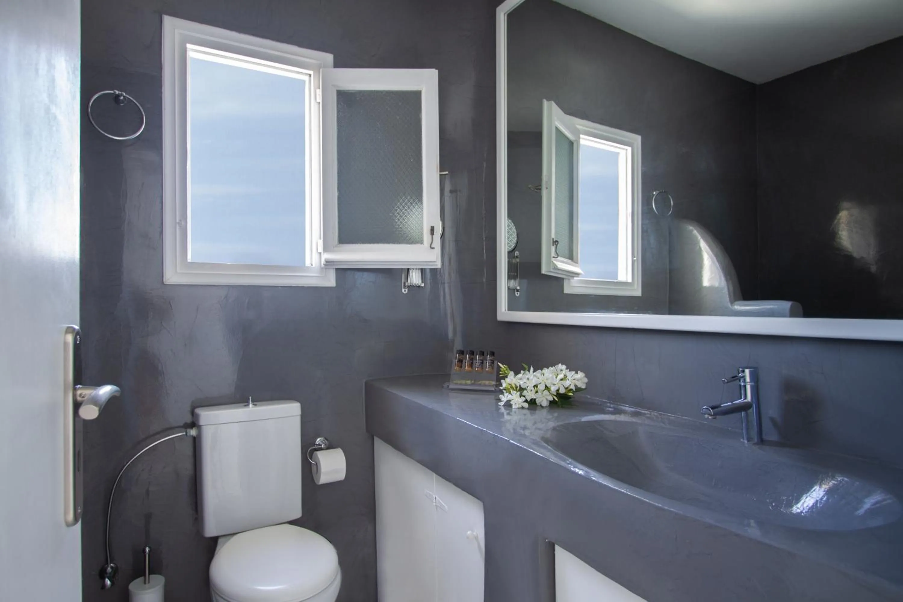 Bathroom in Sea Sound White Katikies