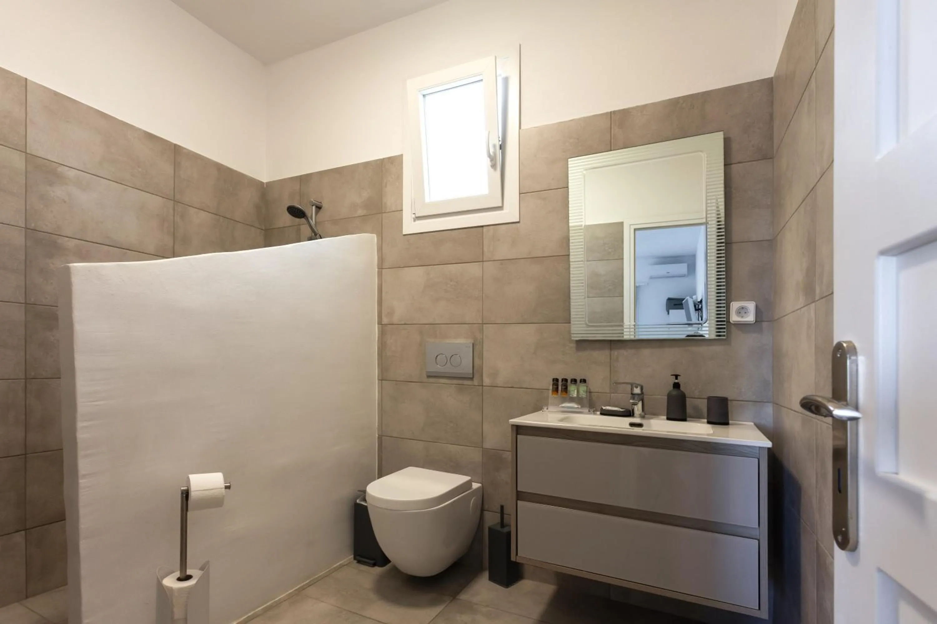 Bathroom in Sea Sound White Katikies