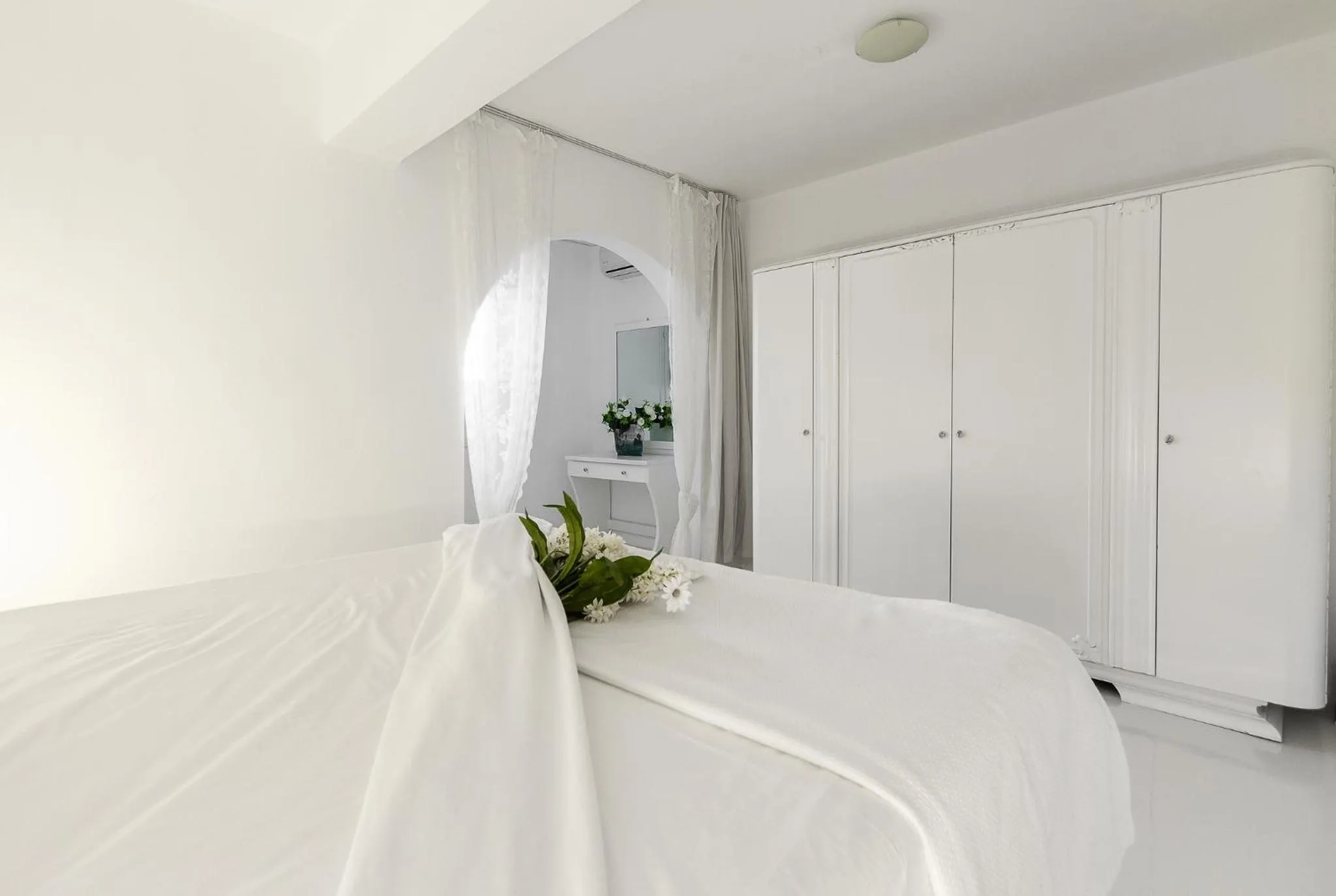 Photo of the whole room, Bed in Sea Sound White Katikies