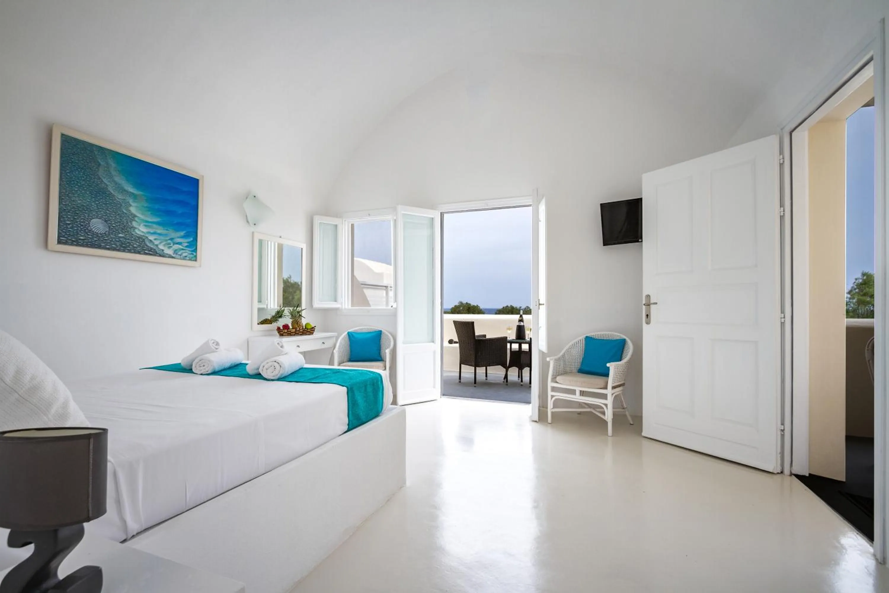 Bedroom, Bed in Sea Sound White Katikies