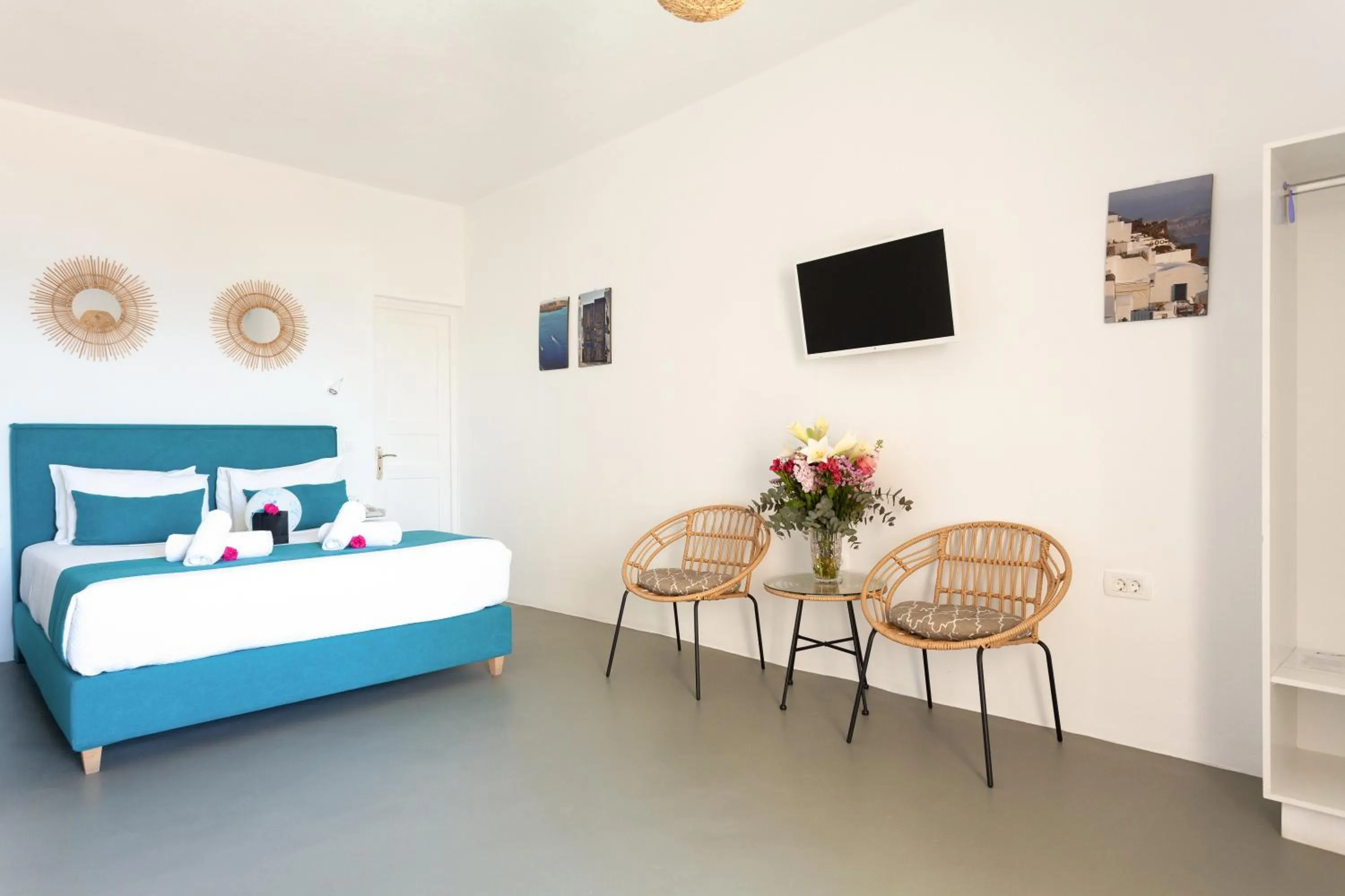 Bedroom, Bed in Sea Sound White Katikies