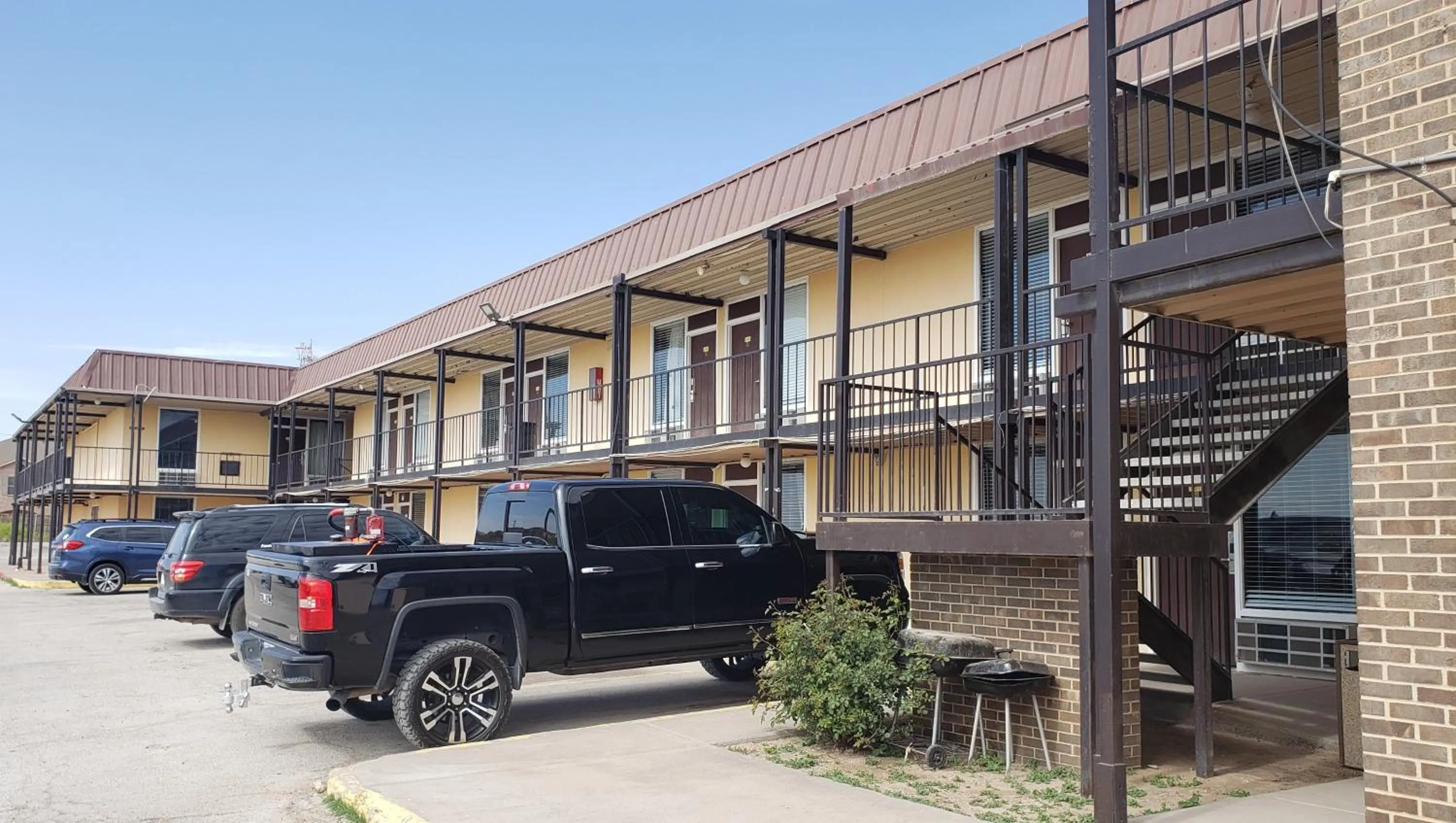 Property building in West Texas Inn & Suites with Kitchenette