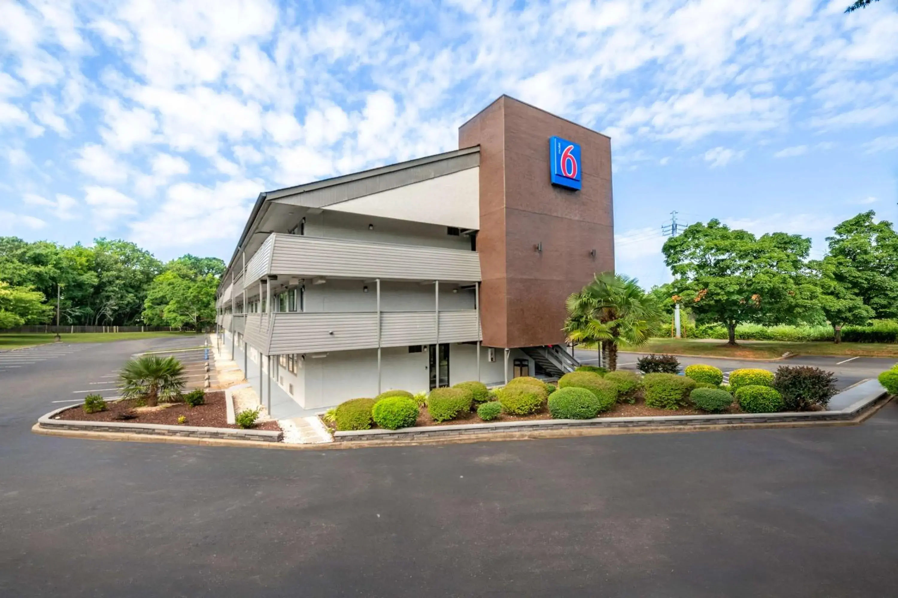 Property building in Motel 6-Charlotte, NC - Coliseum Property building in Motel 6-Charlotte, NC - Coliseum