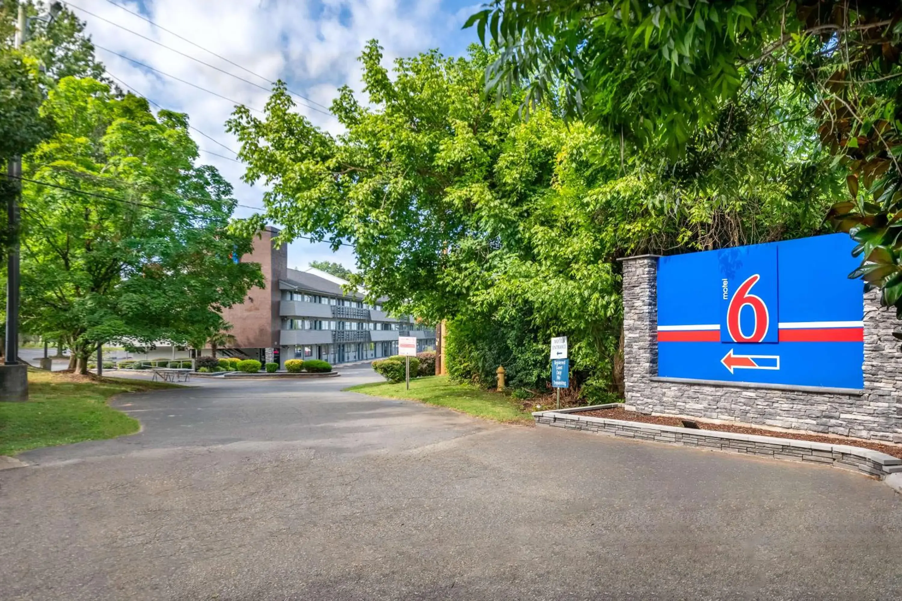 Property building in Motel 6-Charlotte, NC - Coliseum Property building in Motel 6-Charlotte, NC - Coliseum