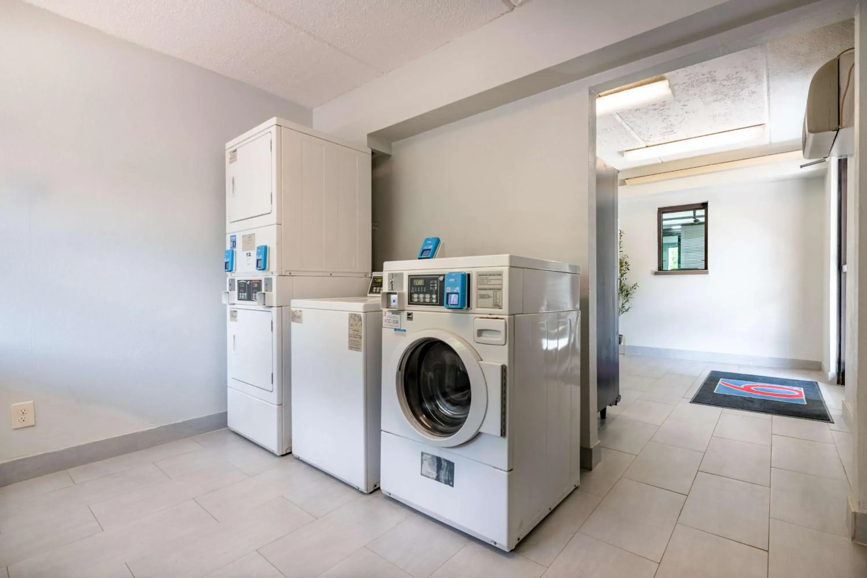 Property building in Motel 6-Charlotte, NC - Coliseum Property building in Motel 6-Charlotte, NC - Coliseum