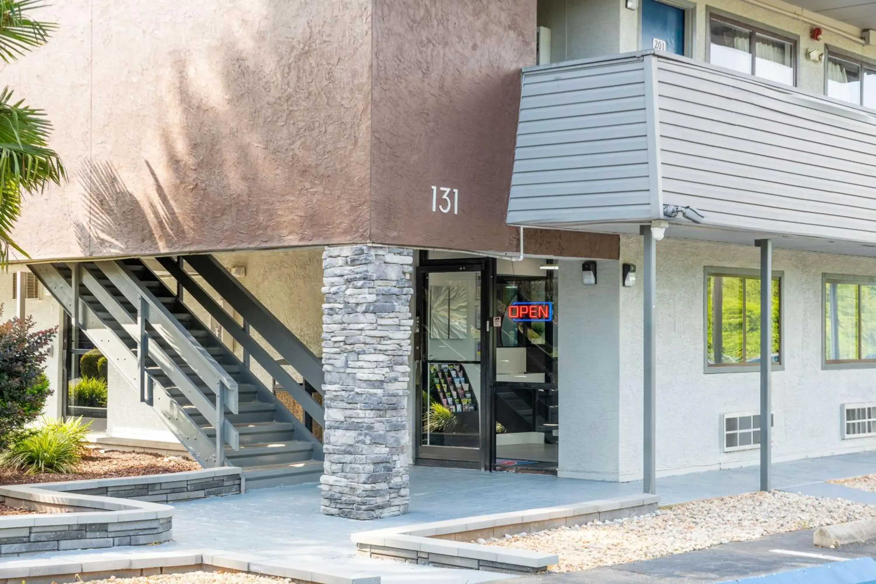 Property building in Motel 6-Charlotte, NC - Coliseum Property building in Motel 6-Charlotte, NC - Coliseum