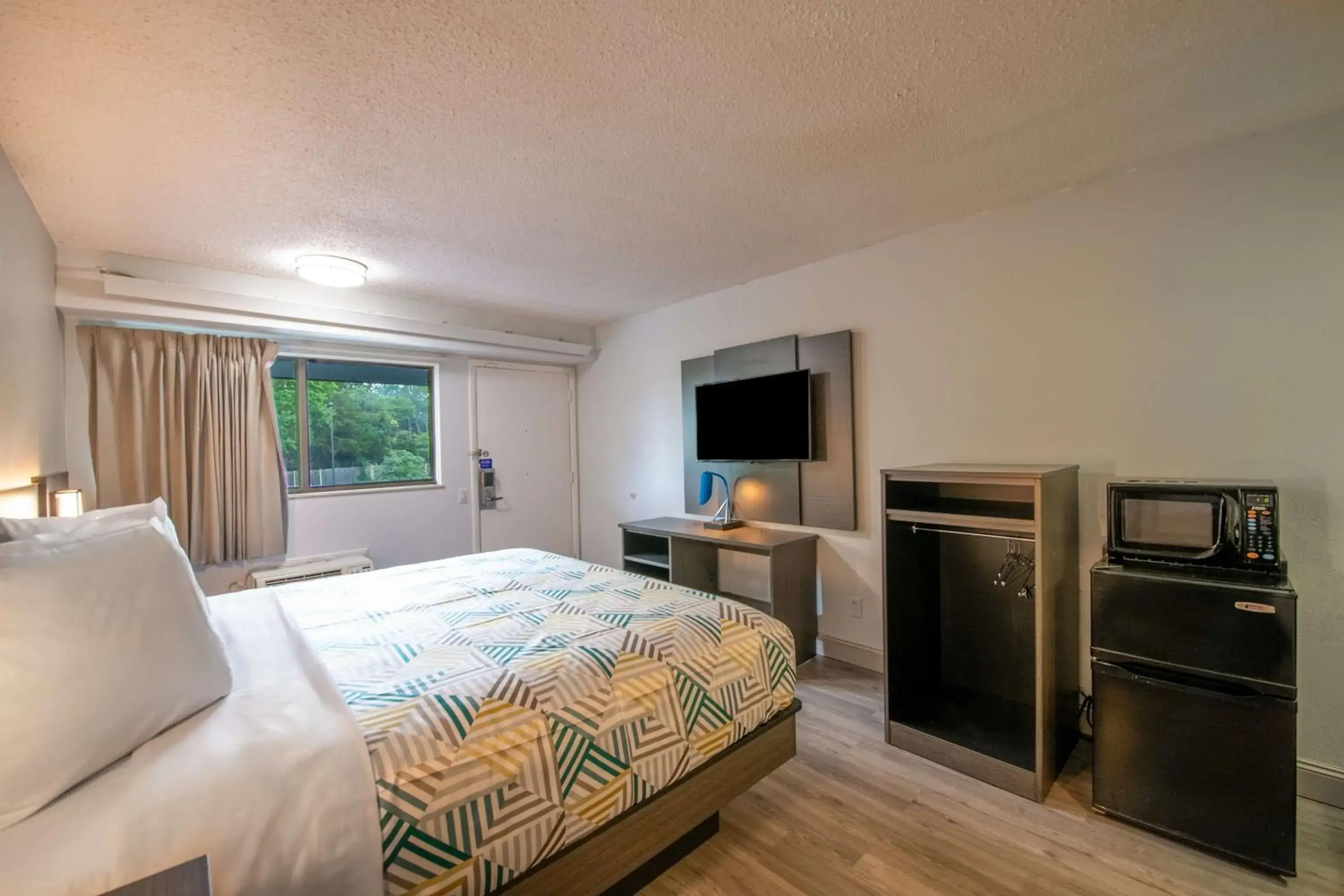 Bedroom, Bed in Motel 6-Charlotte, NC - Coliseum Bedroom, Bed in Motel 6-Charlotte, NC - Coliseum