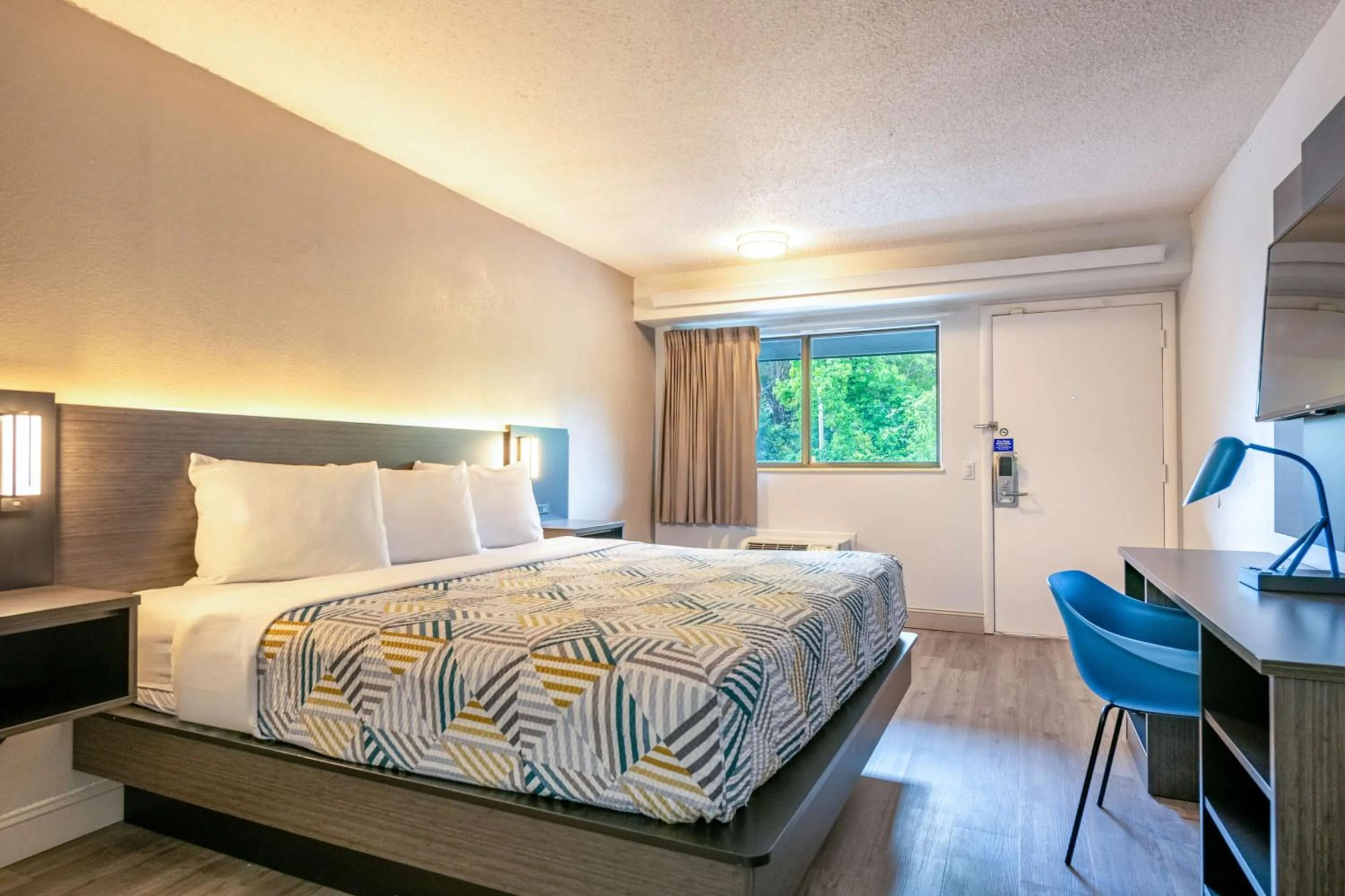 Bedroom, Bed in Motel 6-Charlotte, NC - Coliseum