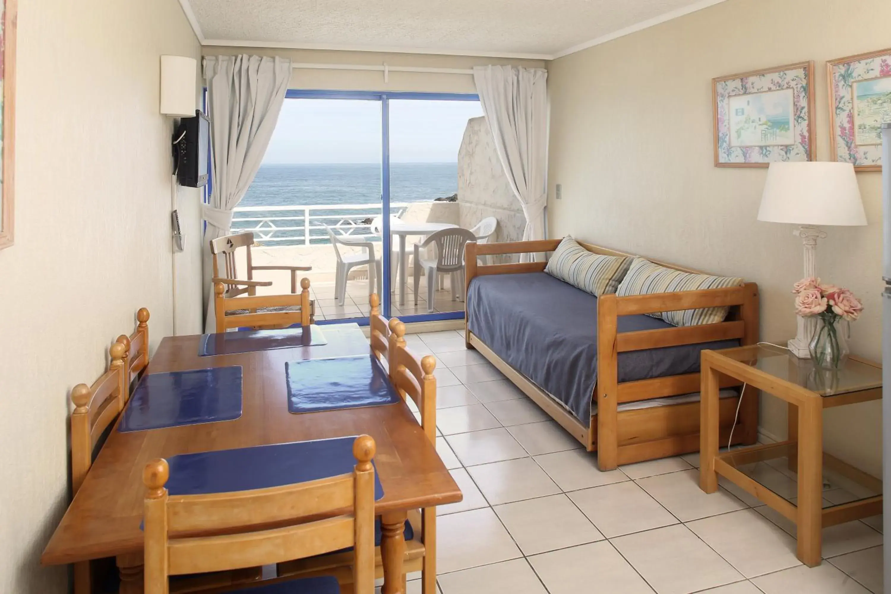 Living room, Bed in MR Mar Suites (ex Neruda Mar Suites) Living room, Bed in MR Mar Suites (ex Neruda Mar Suites)