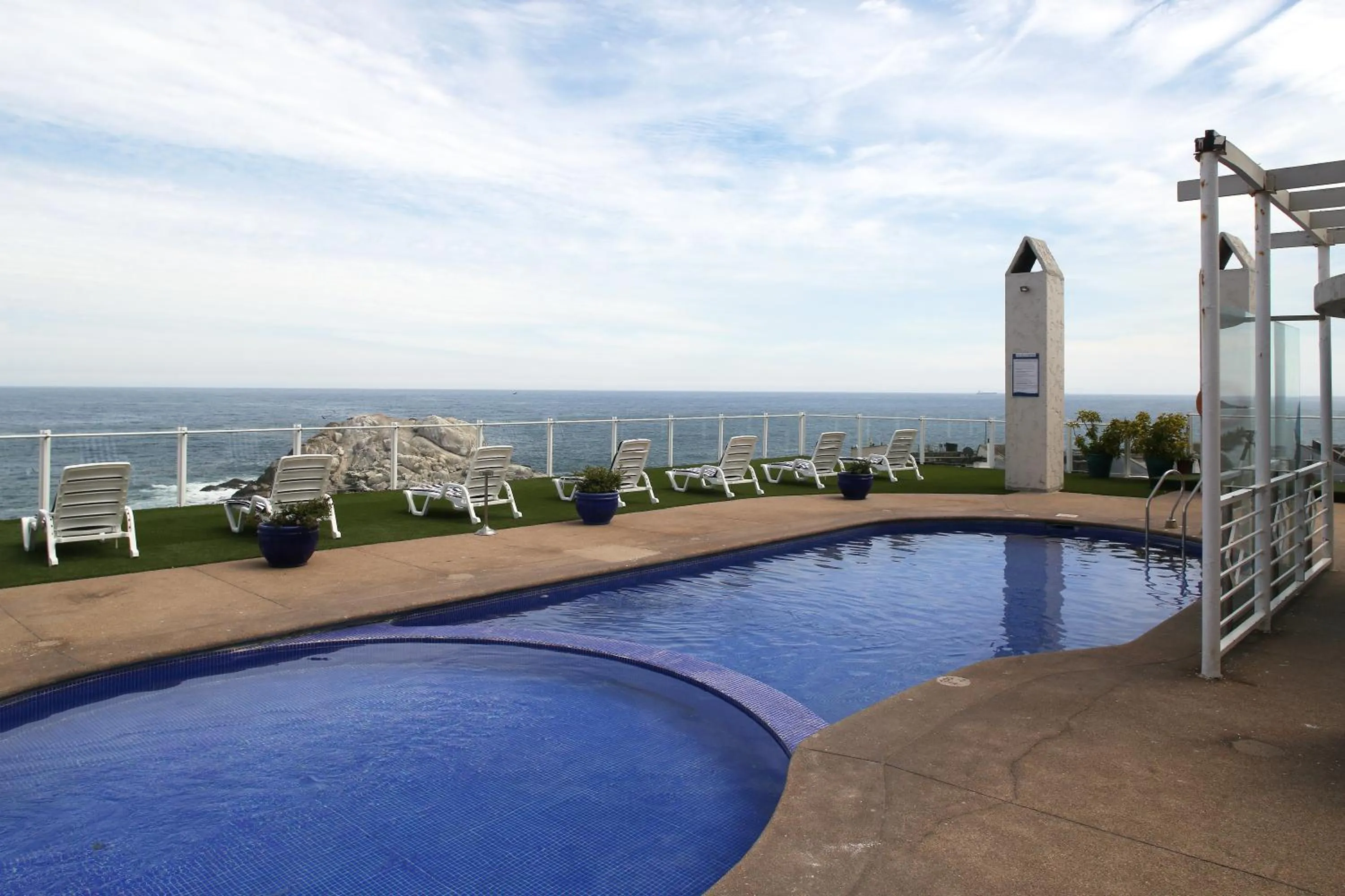 Swimming pool in MR Mar Suites (ex Neruda Mar Suites)