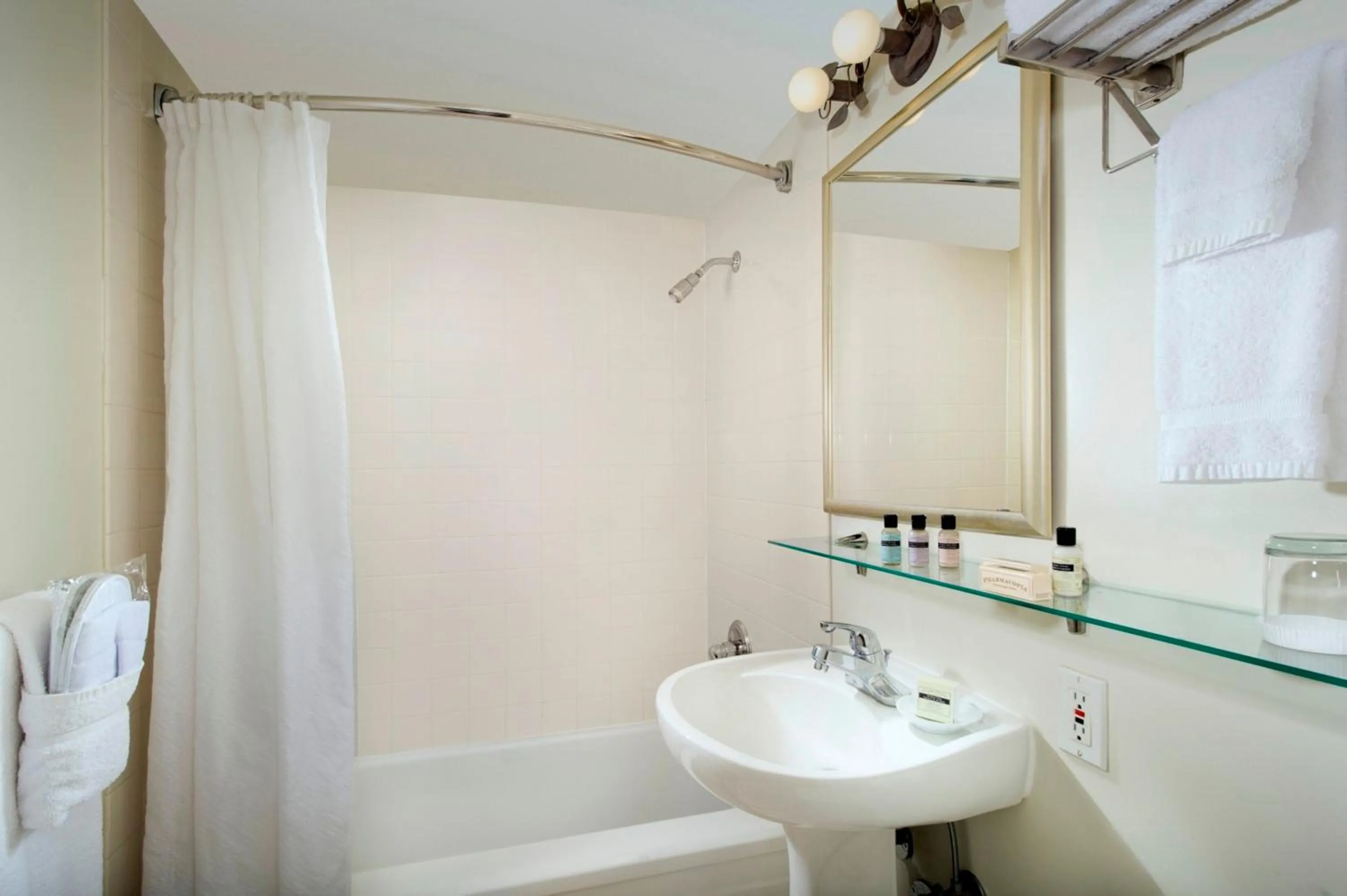 Bathroom in Park Lane Suites & Inn