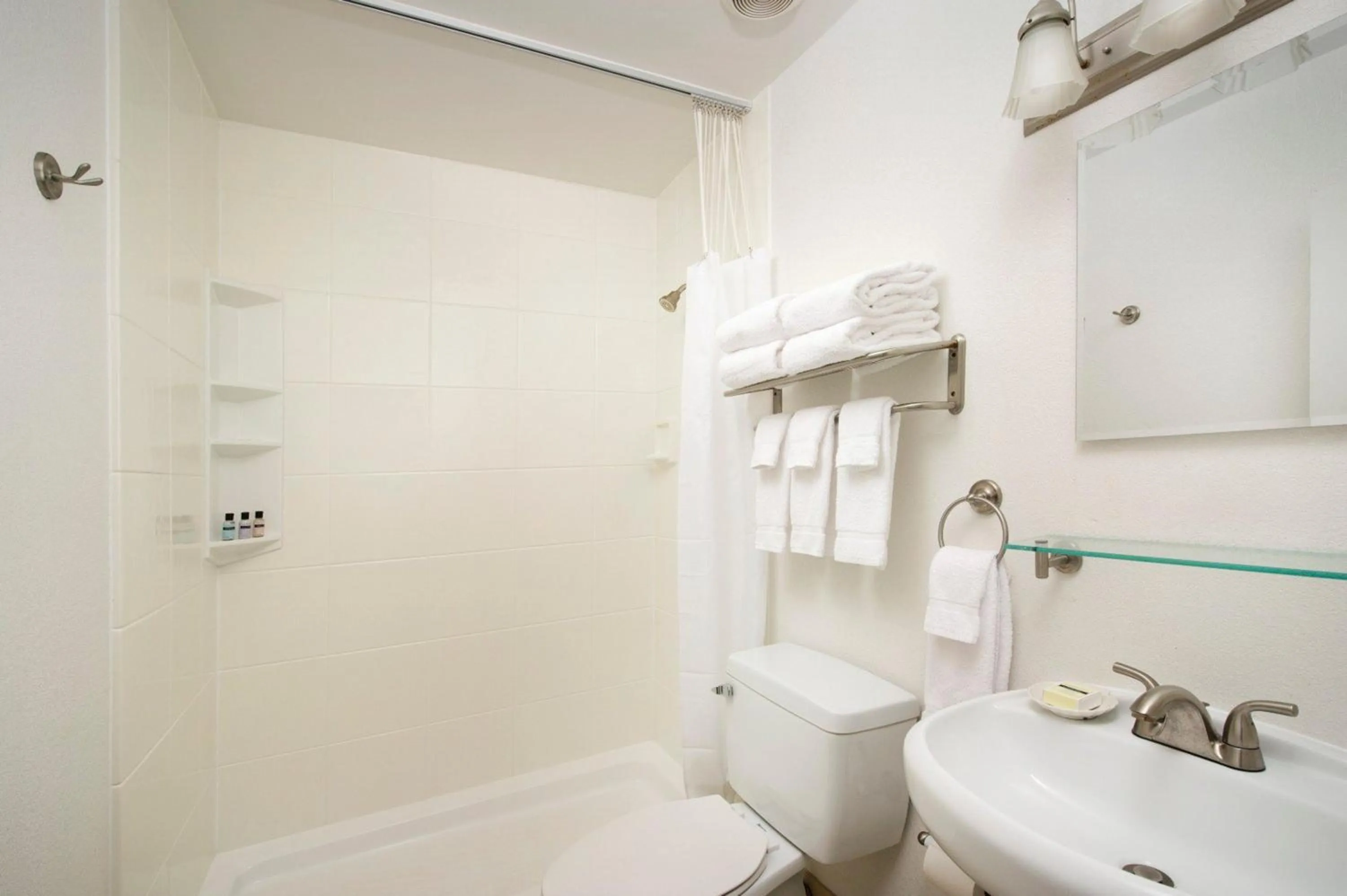 Bathroom in Park Lane Suites & Inn