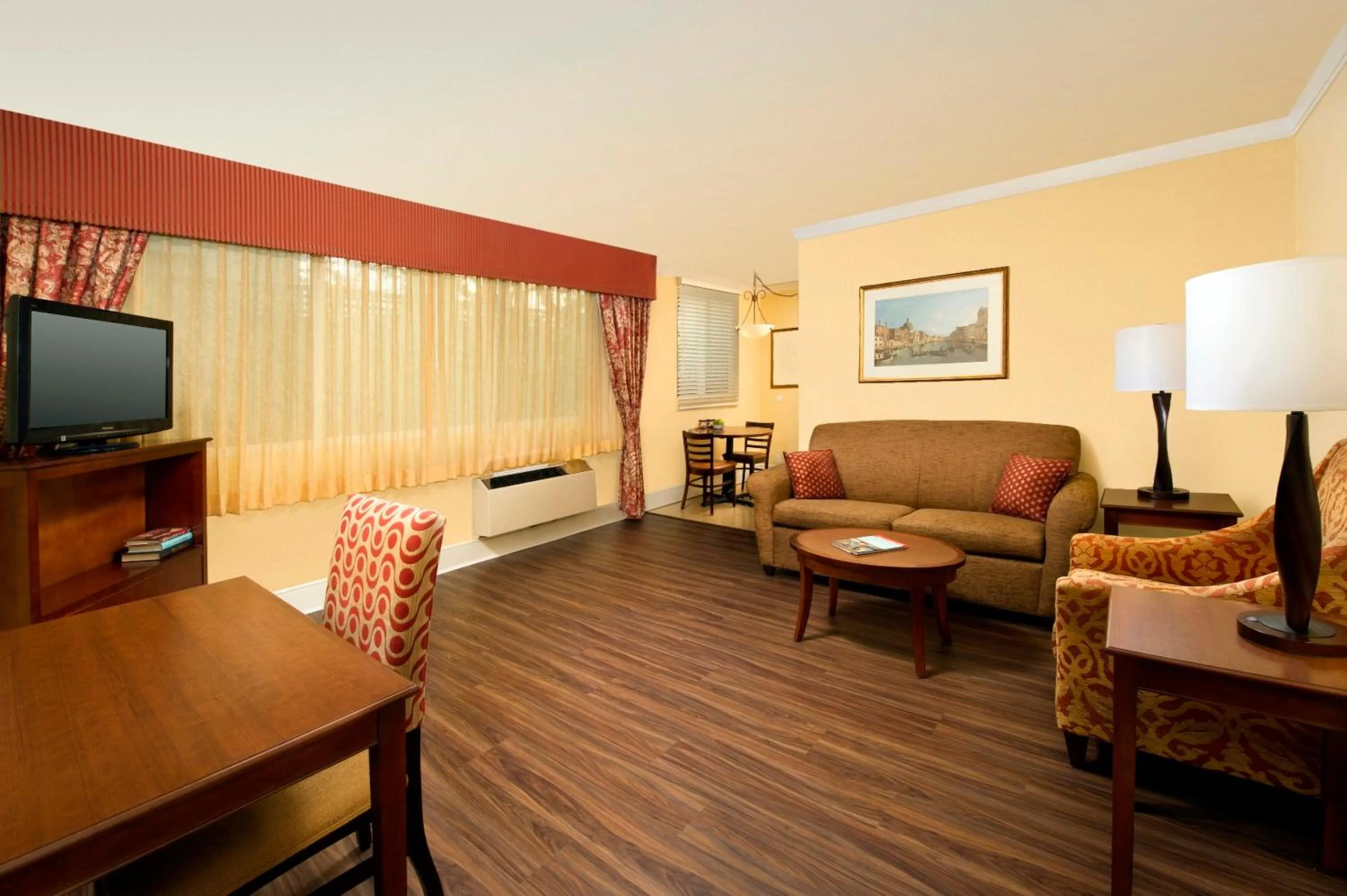 Living room, Bed in Park Lane Suites & Inn