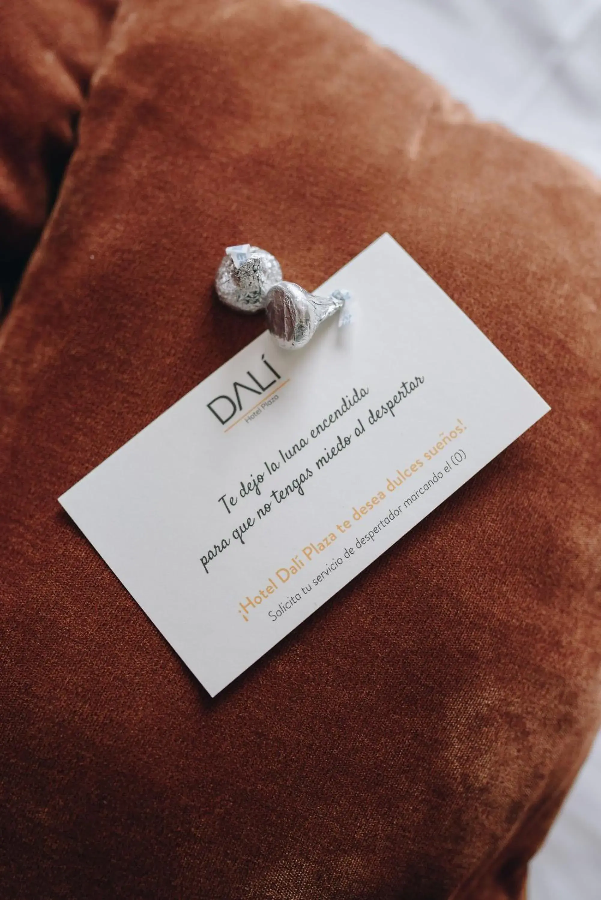 Text overlay, Bed in Hotel Dali Plaza Ejecutivo Text overlay, Bed in Hotel Dali Plaza Ejecutivo