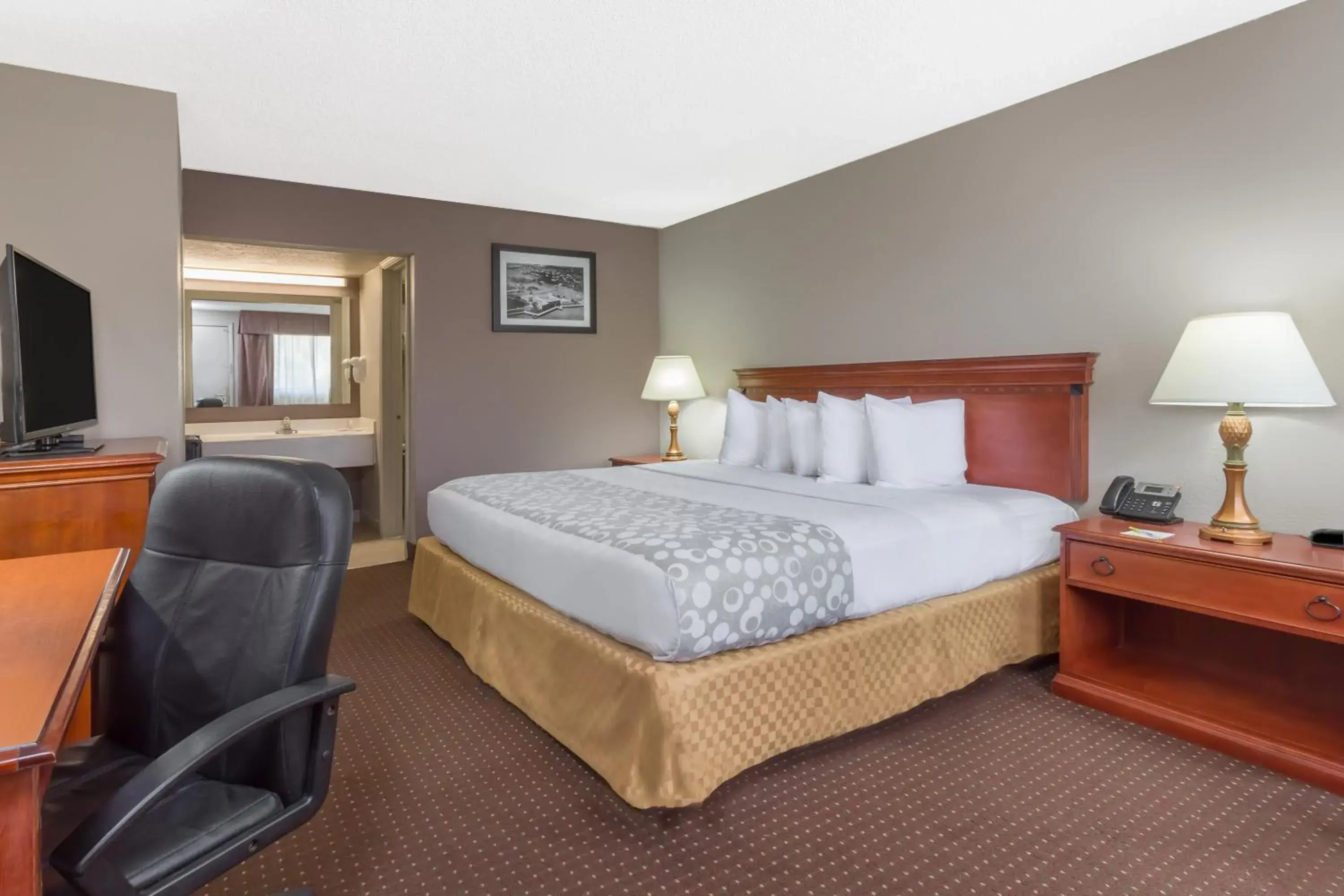 King Room with Roll-In Shower - Mobility/Hearing Accessible - Non-Smoking in Days Inn by Wyndham St Augustine/Historic Downtown King Room with Roll-In Shower - Mobility/Hearing Accessible - Non-Smoking in Days Inn by Wyndham St Augustine/Historic Downtown