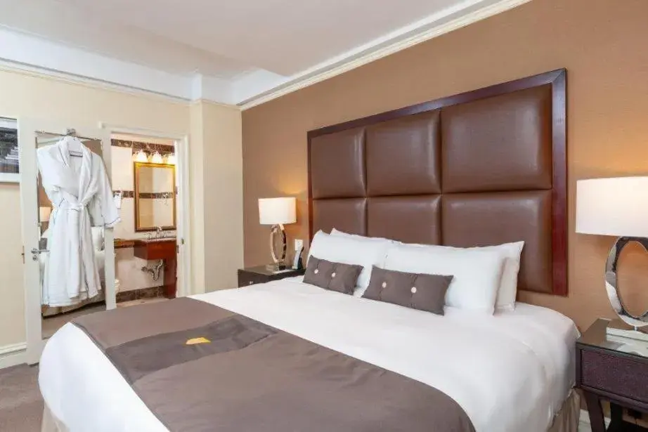 Bedroom, Bed in Fitzpatrick Manhattan Bedroom, Bed in Fitzpatrick Manhattan