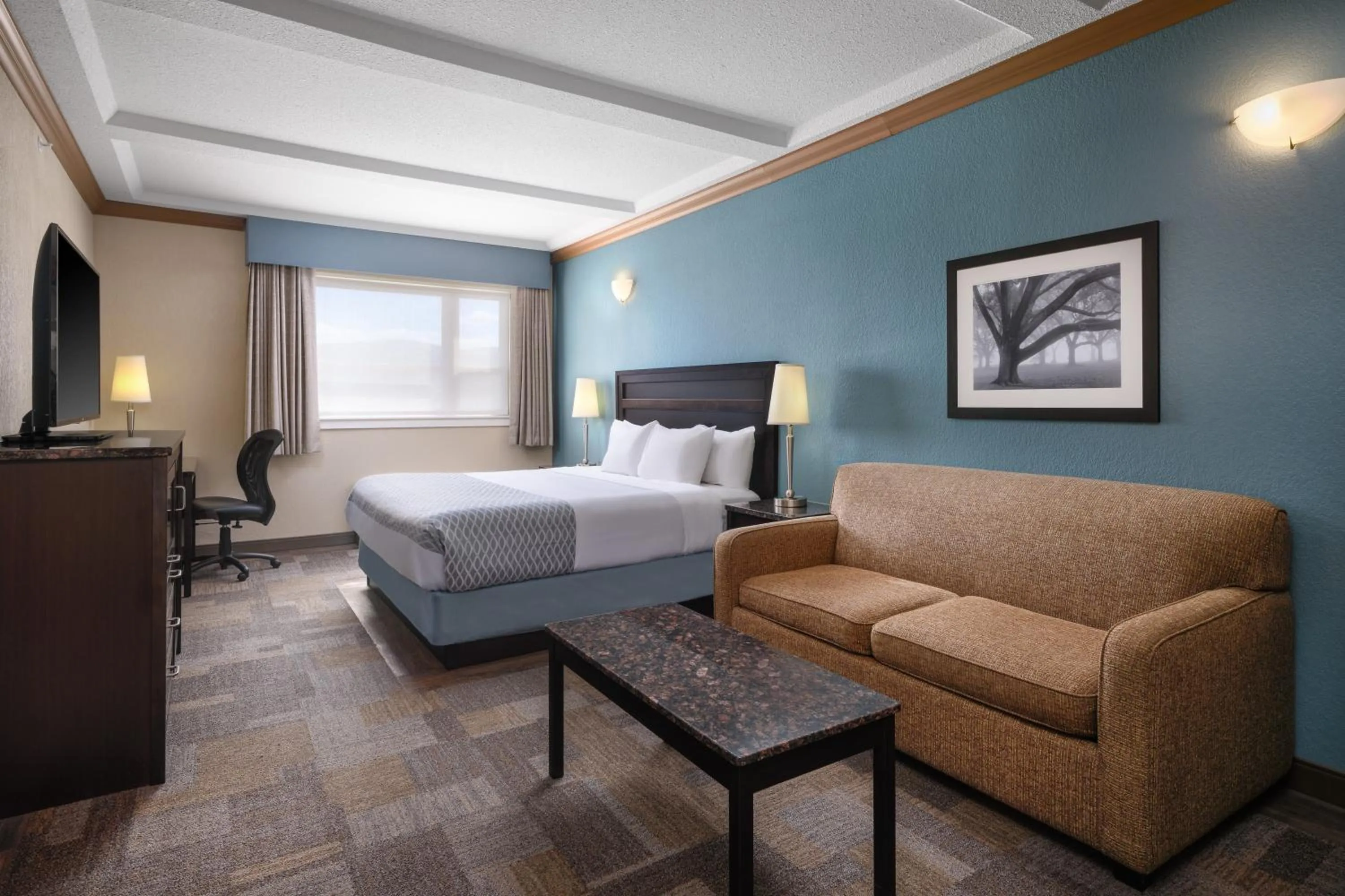 Photo of the whole room, Bed in Best Western Plus Kamloops Hotel