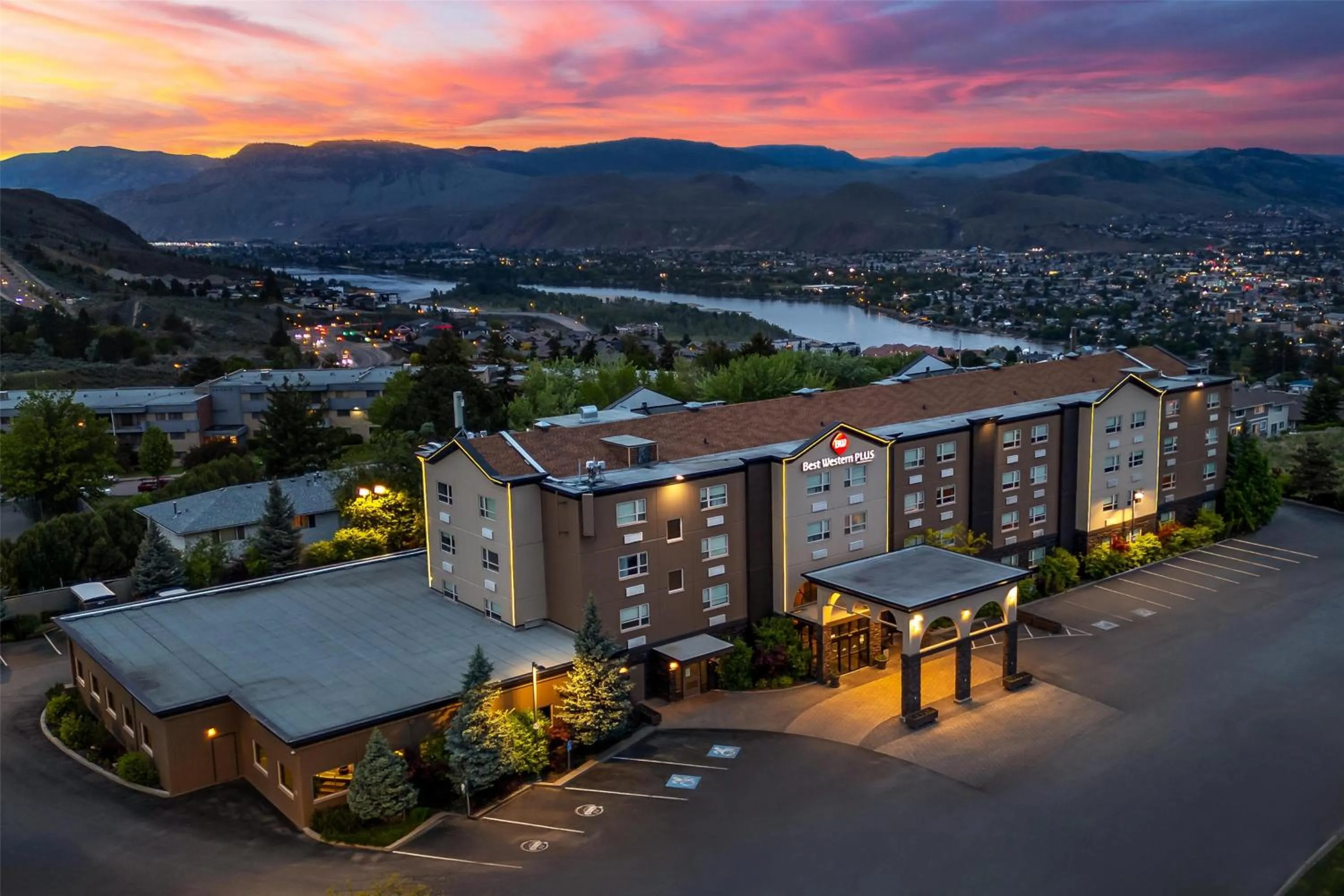 Property building in Best Western Plus Kamloops Hotel